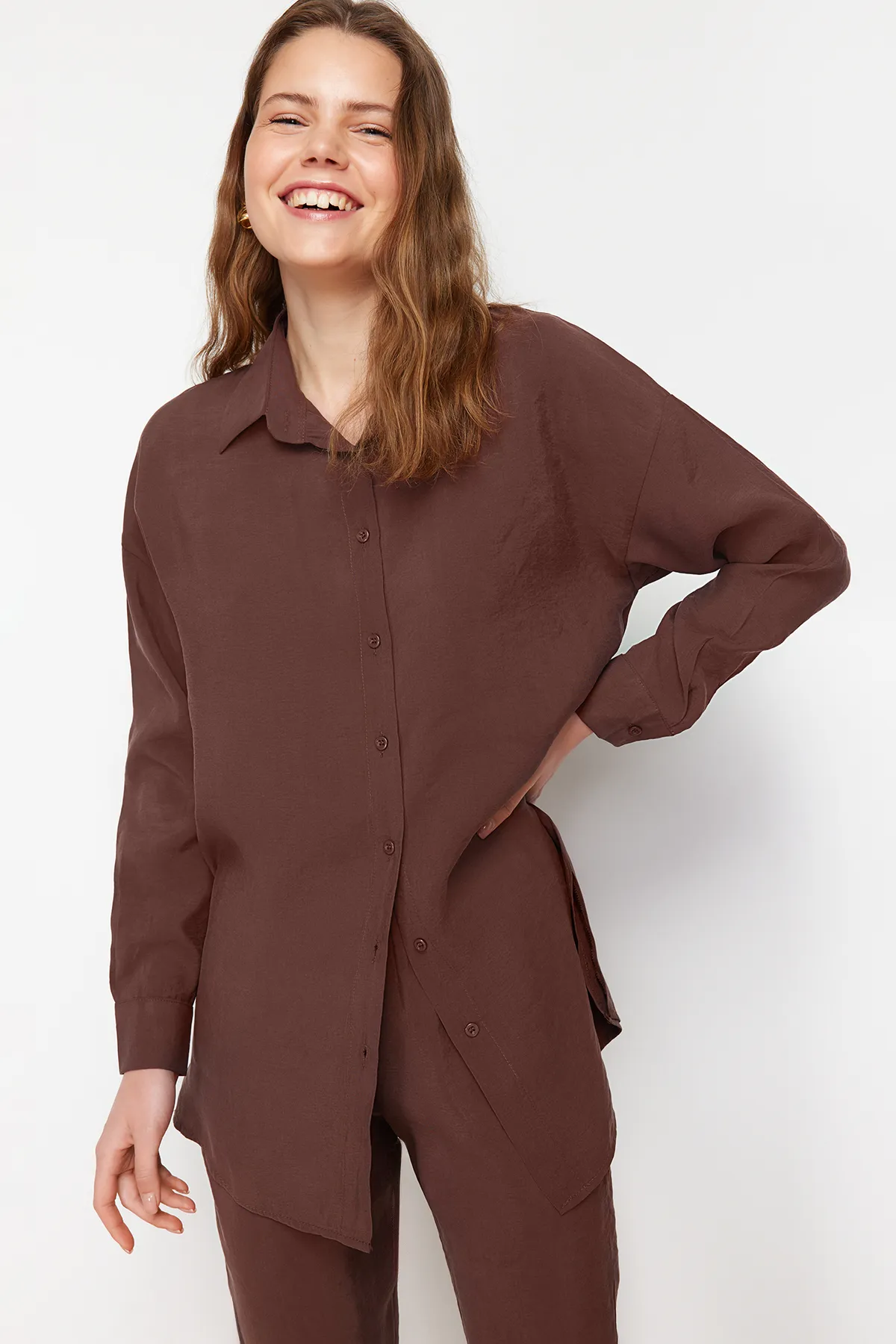 Trendyol Modest  Braunes Modalgewebe-Set aus gewebtem Unterteil, Oberteil, Hemd und Hose TCTSS24US00058