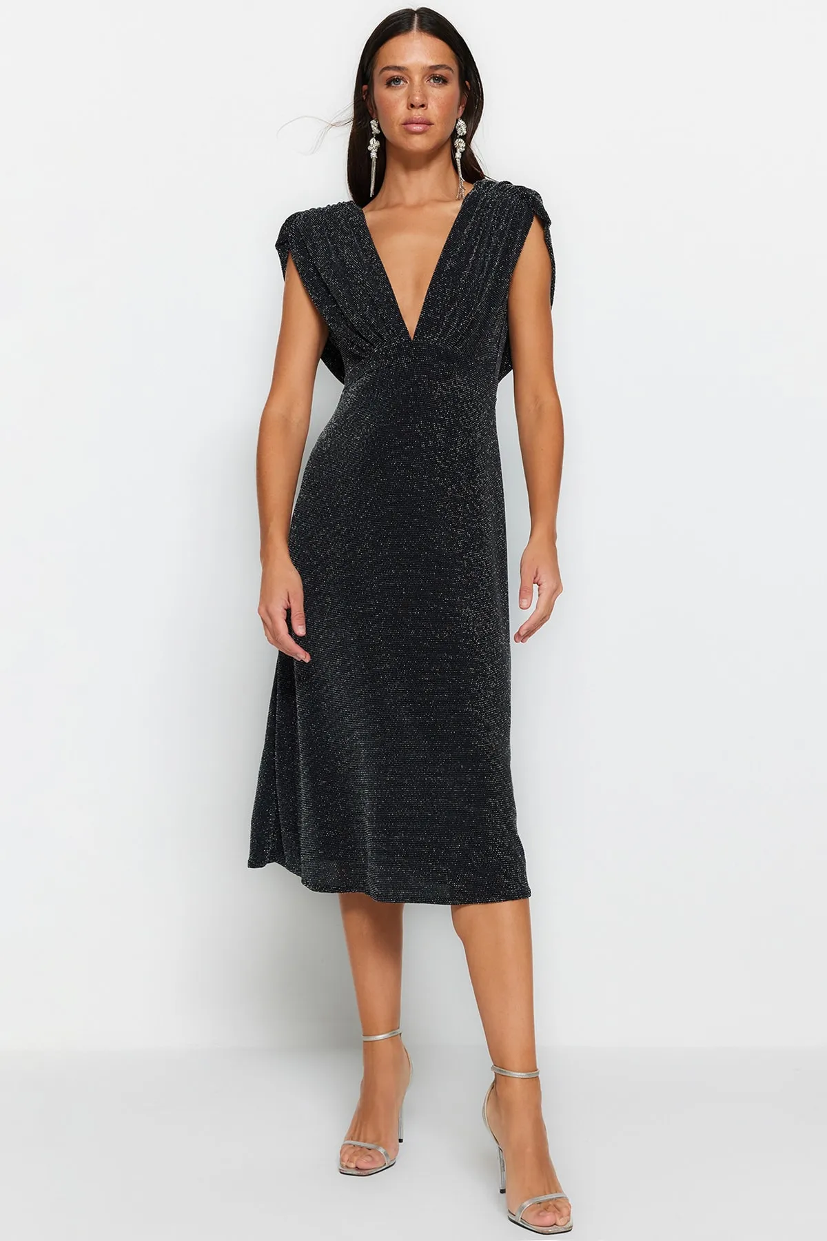 Trendyol Collection  Anthrazitfarbenes, glänzendes, elegantes Abendkleid mit offener Taille und Skaterfutter TPRSS23EL00503