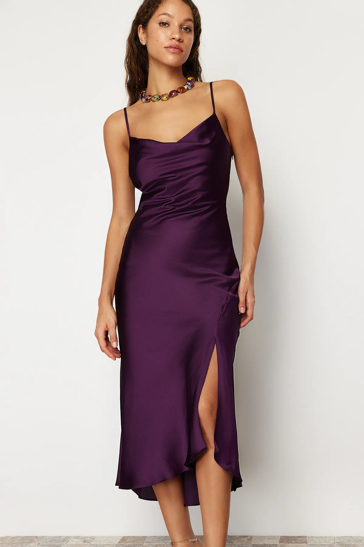 Trendyol Collection  Lila gefüttertes Abendkleid aus gewebtem Satin TPRSS19BB0058