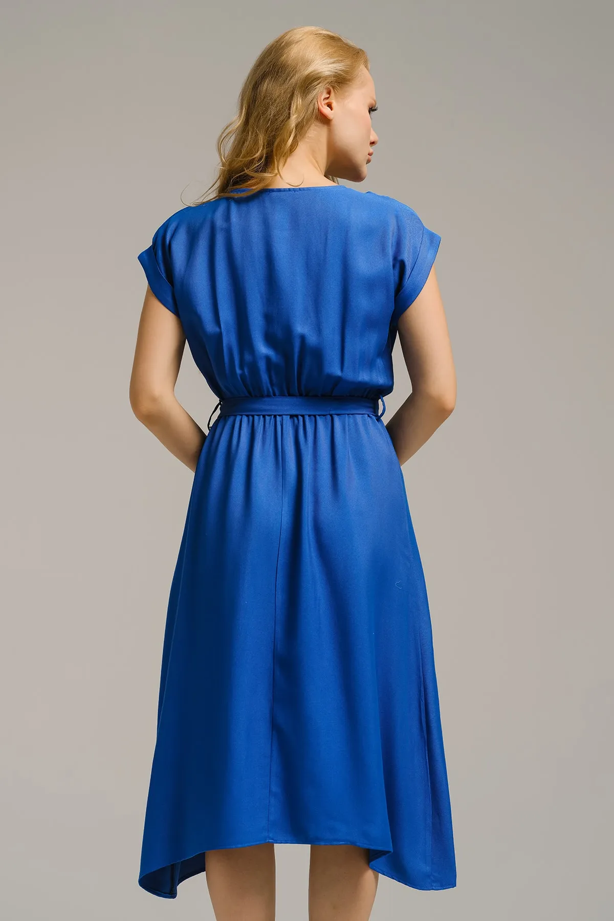 armonika  Dunkelblaues Damenkleid mit elastischem Bund und Bindeband ARM-18Y001120