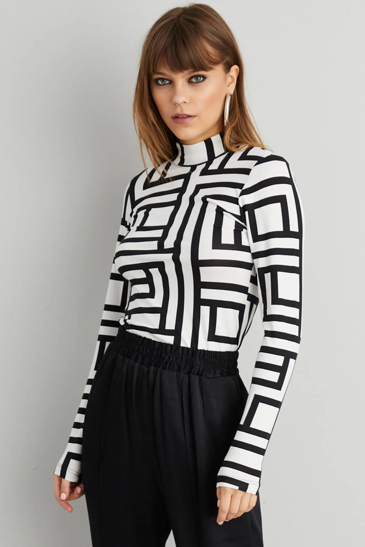 Cool & Sexy  Schwarz-weiße Damenbluse mit halbem Fischermuster LPP1147