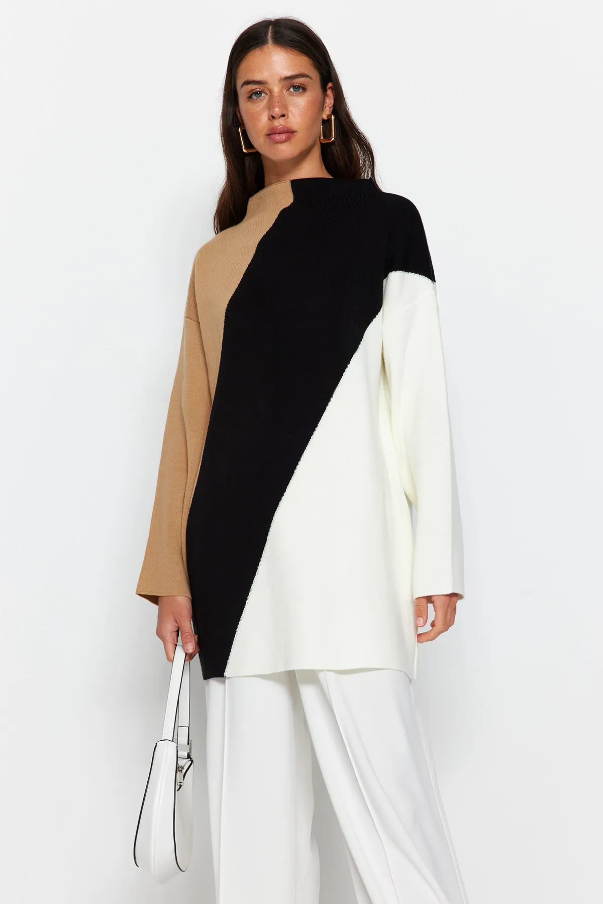 Trendyol Modest  Beigefarbener Farbblock-Strickpullover mit hohem Kragen TCTAW24AK00006