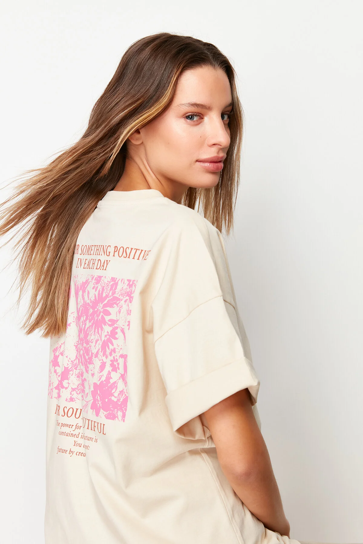 Trendyol Collection  Premium-Strick-T-Shirt aus 100 % Baumwolle mit bedruckter Vorder- und Rückseite in Übergröße/weitem Muster TWOSS23TS00269