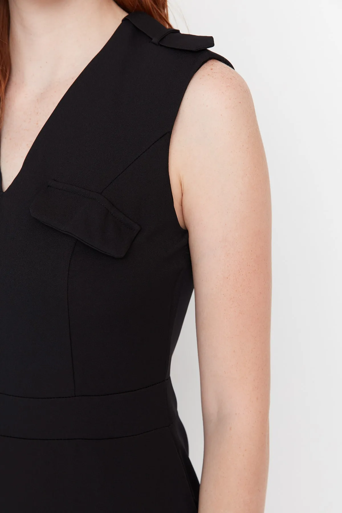 Trendyol Collection  Schwarzes, stilvolles, gewebtes Midi-Kleid mit Taschendetails TWOAW23EL00231