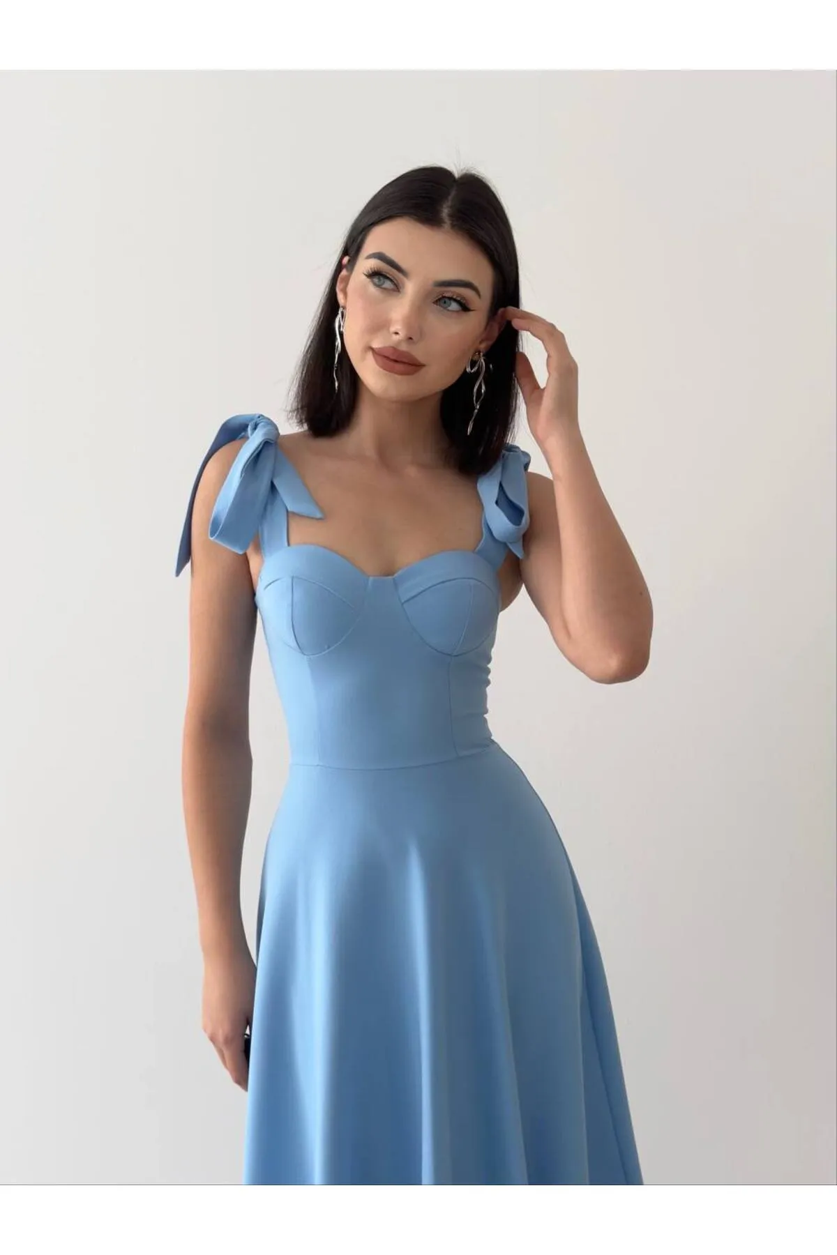 SONREİR  MIDIKLEID MIT HOSENTRÄGERBINDUNG UND HERZKRAGEN