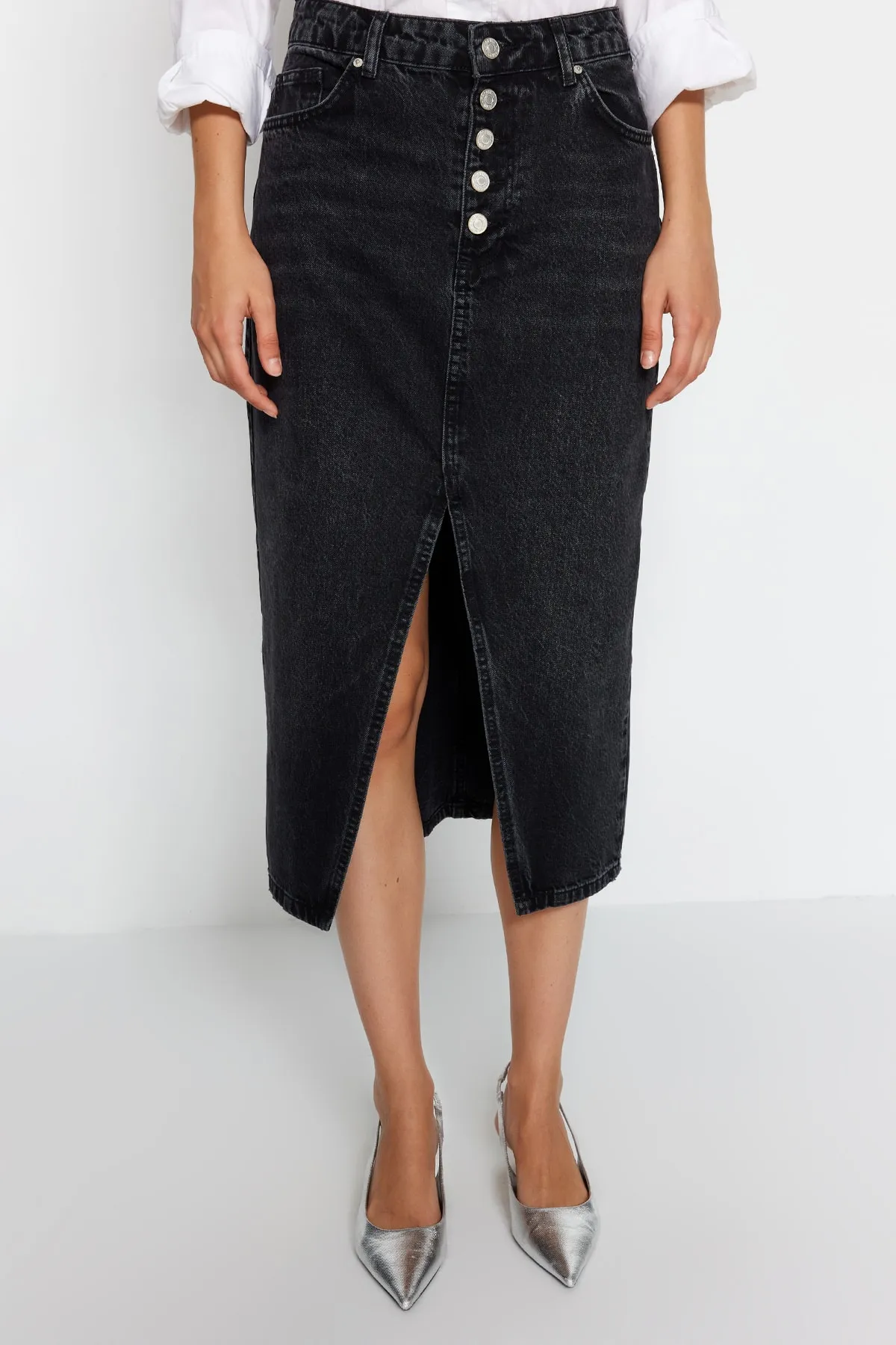 Trendyol Collection  Schwarzer Jeansrock mit Knopfleiste und Schlitz vorne TWOAW24ET00063