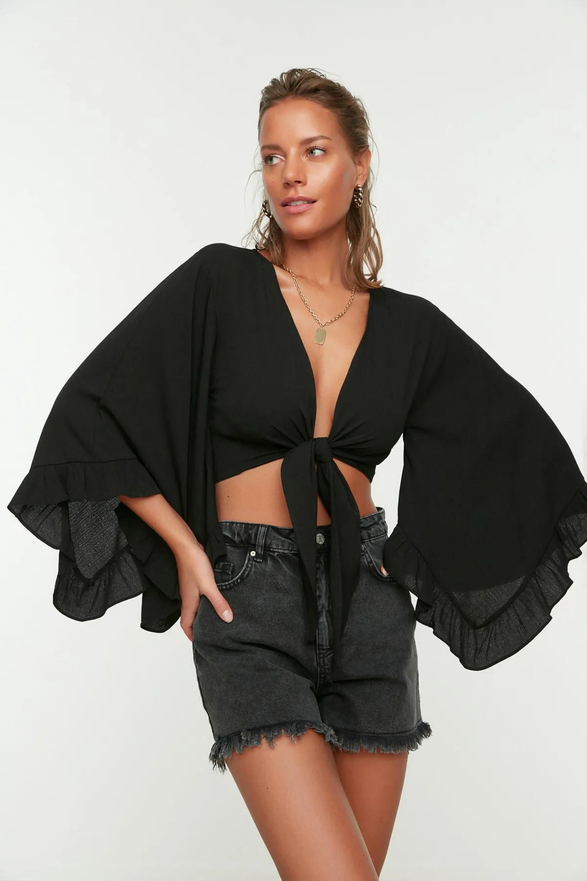 Trendyol Collection  Schwarze, bauchfreie, gewebte Volantbluse TBESS19BB0095