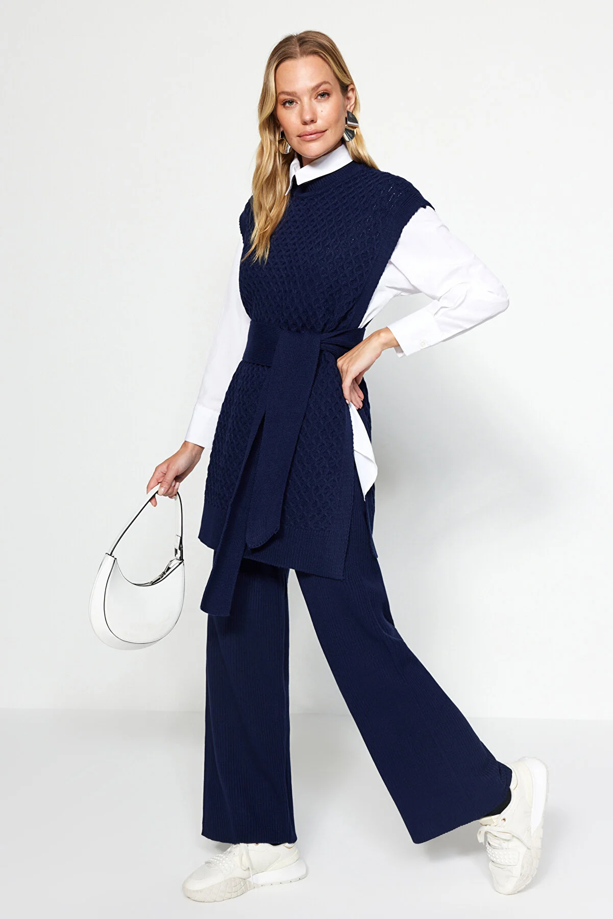 Trendyol Modest  Marineblaues Strickpullover-Hosen-Set mit Gürtel aus Messing, Strickoberteil und -unterteil TCTAW24US00045
