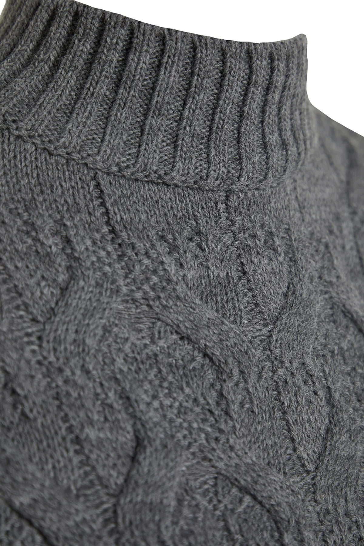 Trendyol Collection  Anthrazitfarbener, kurzer Strickpullover mit Stehkragen TWOAW22KZ1634