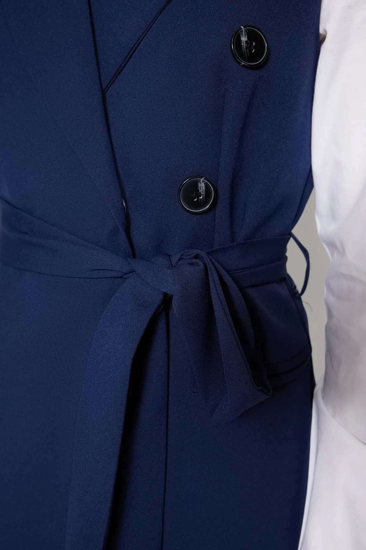 Trendyol Modest  Marineblaue Taillenbindung, detaillierte, gewebte, gefütterte Weste TCTSS23YL00029