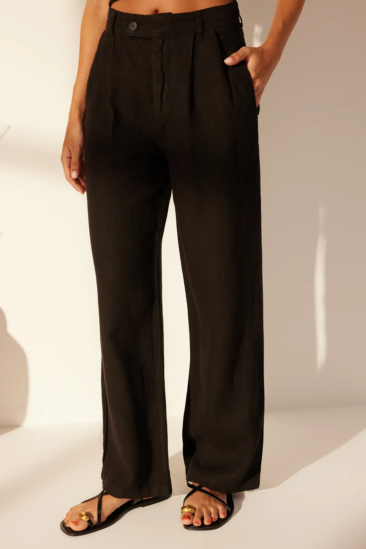 Trendyol Collection  Schwarze Plisseehose aus 100 % Leinen mit hoher Taille und weitem Bein TWOSS24JE00245