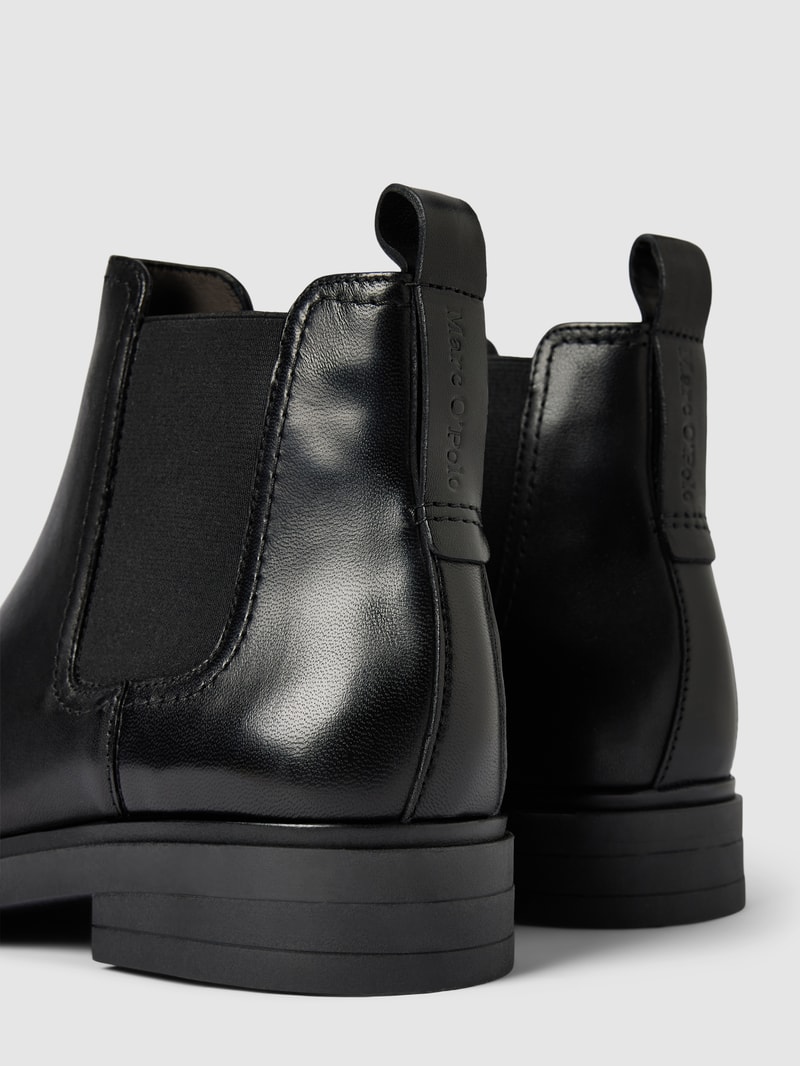 Chelsea Boots mit elastischen Einsätzen in schwarz