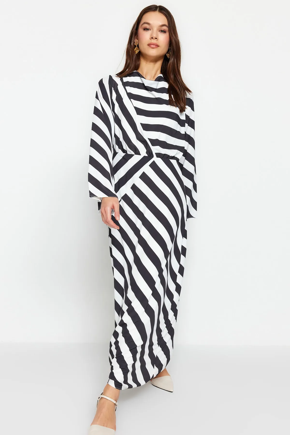 Trendyol Modest  Schwarzes, gestreiftes, gewebtes Kleid mit Degaje-Kragen TCTSS23EB00279