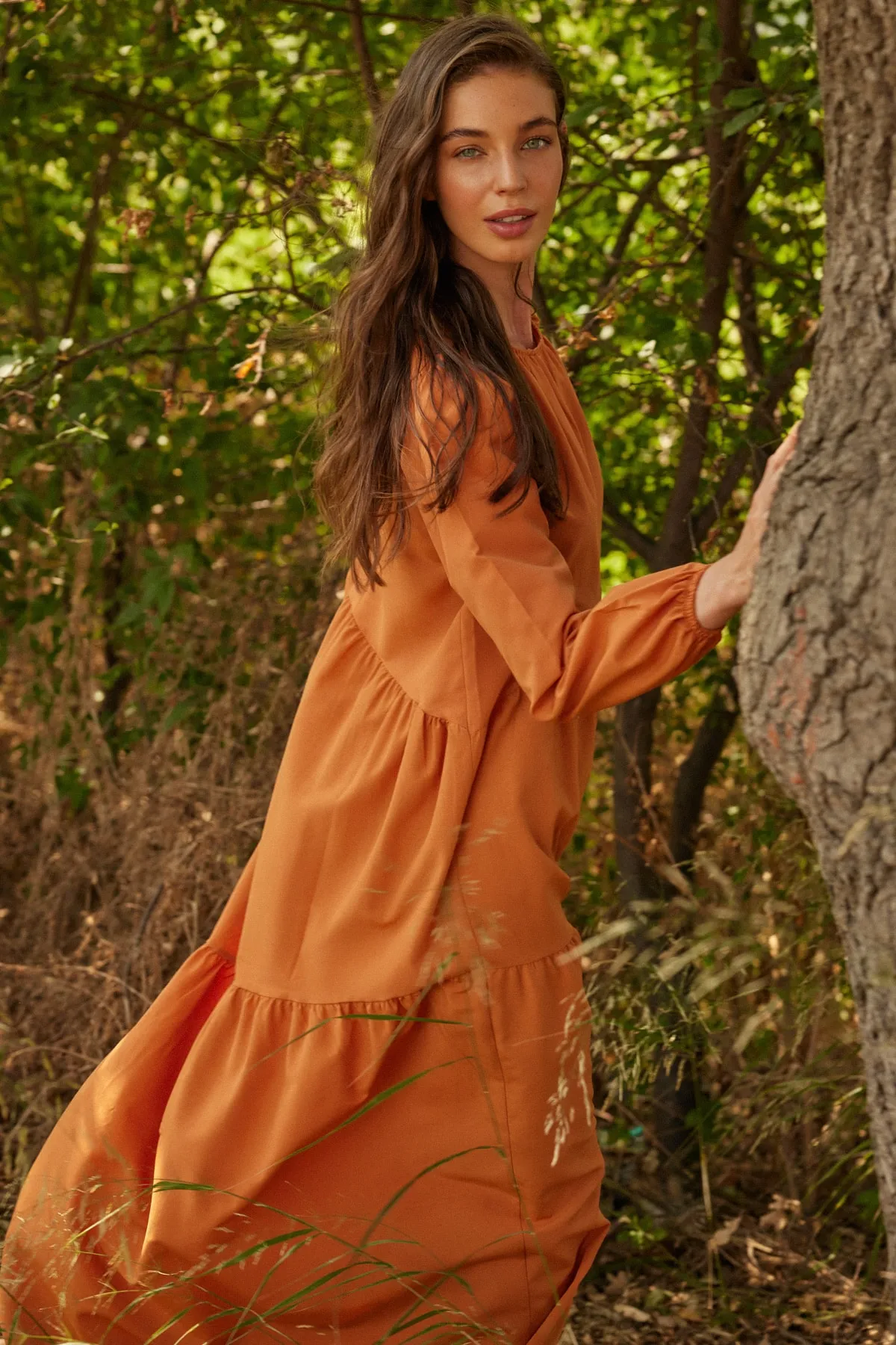 Trendyol Modest  Gewebtes Kleid aus Baumwolle mit weiter Passform und Raffung in Zimtfarbe TCTSS21EL3470
