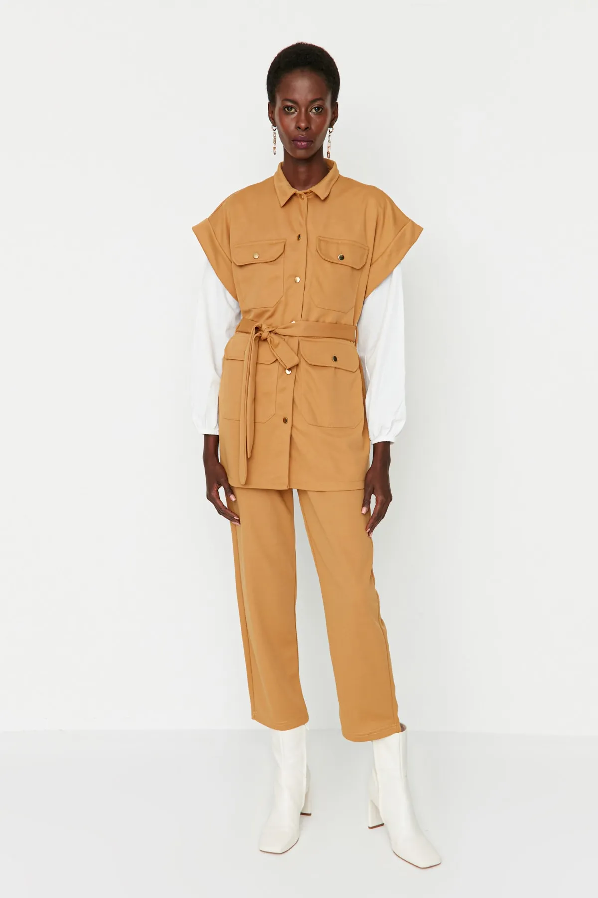 Trendyol Modest  Kamelfarbener Scuba-Westen-Hosen-Strickanzug mit Taillenschnürung TCTAW23US00167