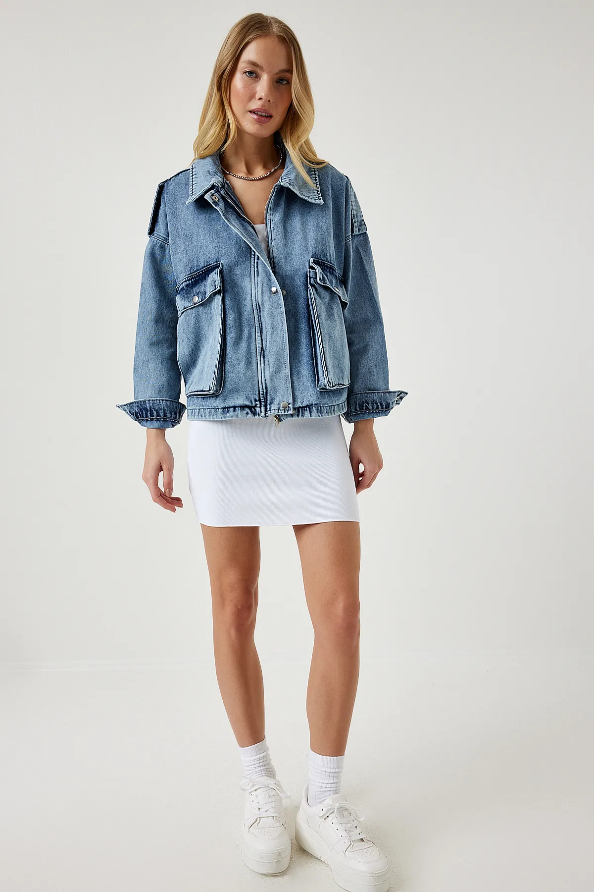 Happiness İstanbul  Hellblaue Damen-Jeansjacke mit breiten Taschen und Epauletten RV00170
