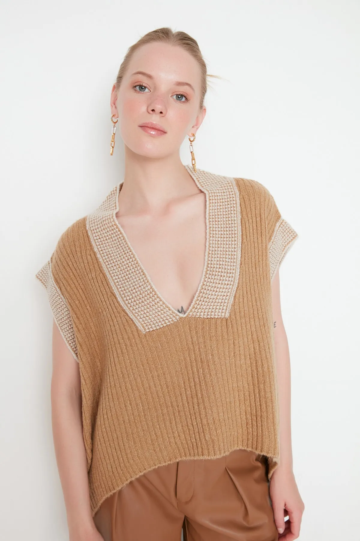 Trendyol Collection  Kamelfarbener Strickpullover mit Oversize-Kragen und detailliertem Strickmuster