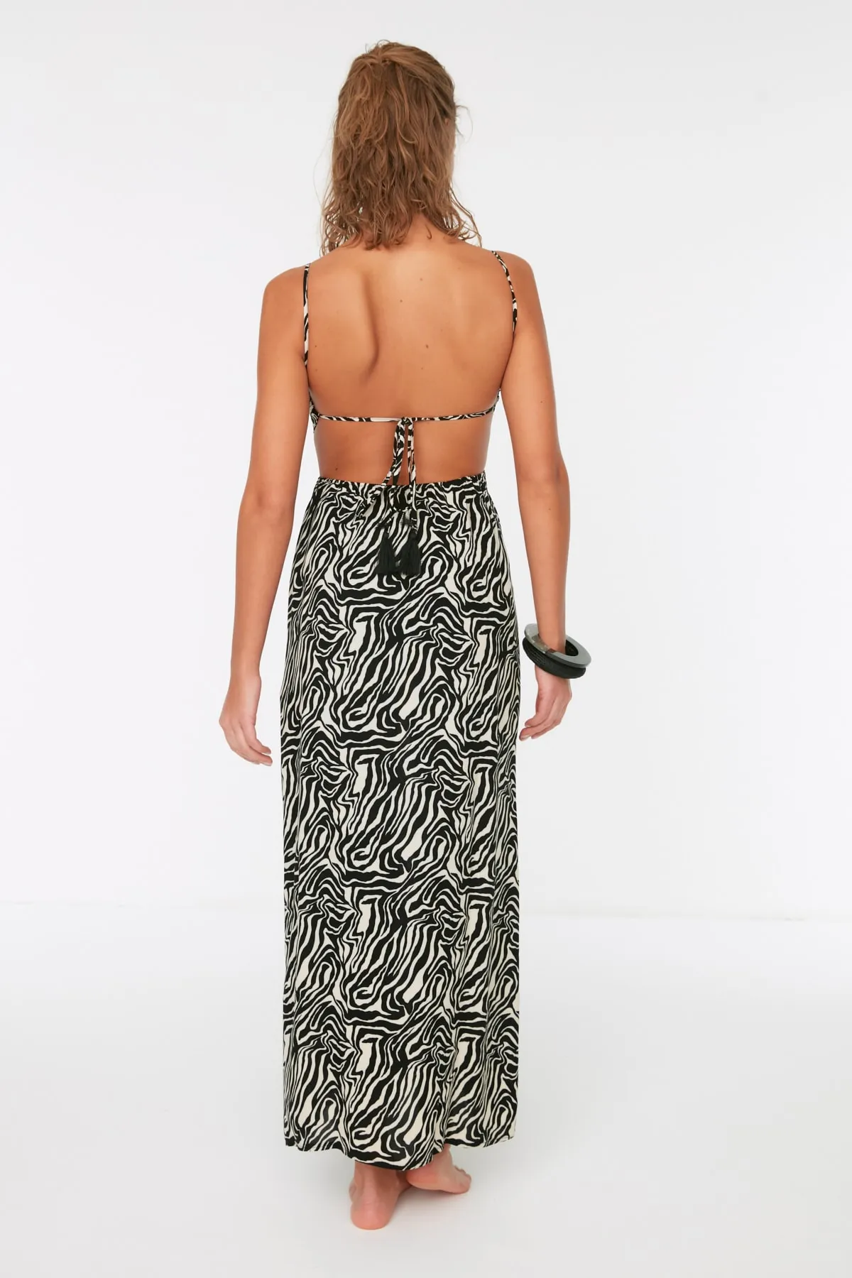 Trendyol Collection  Schwarz-weißes, abstraktes, gemustertes, detailliertes Strandkleid mit Ausschnitten TBESS21EL1350