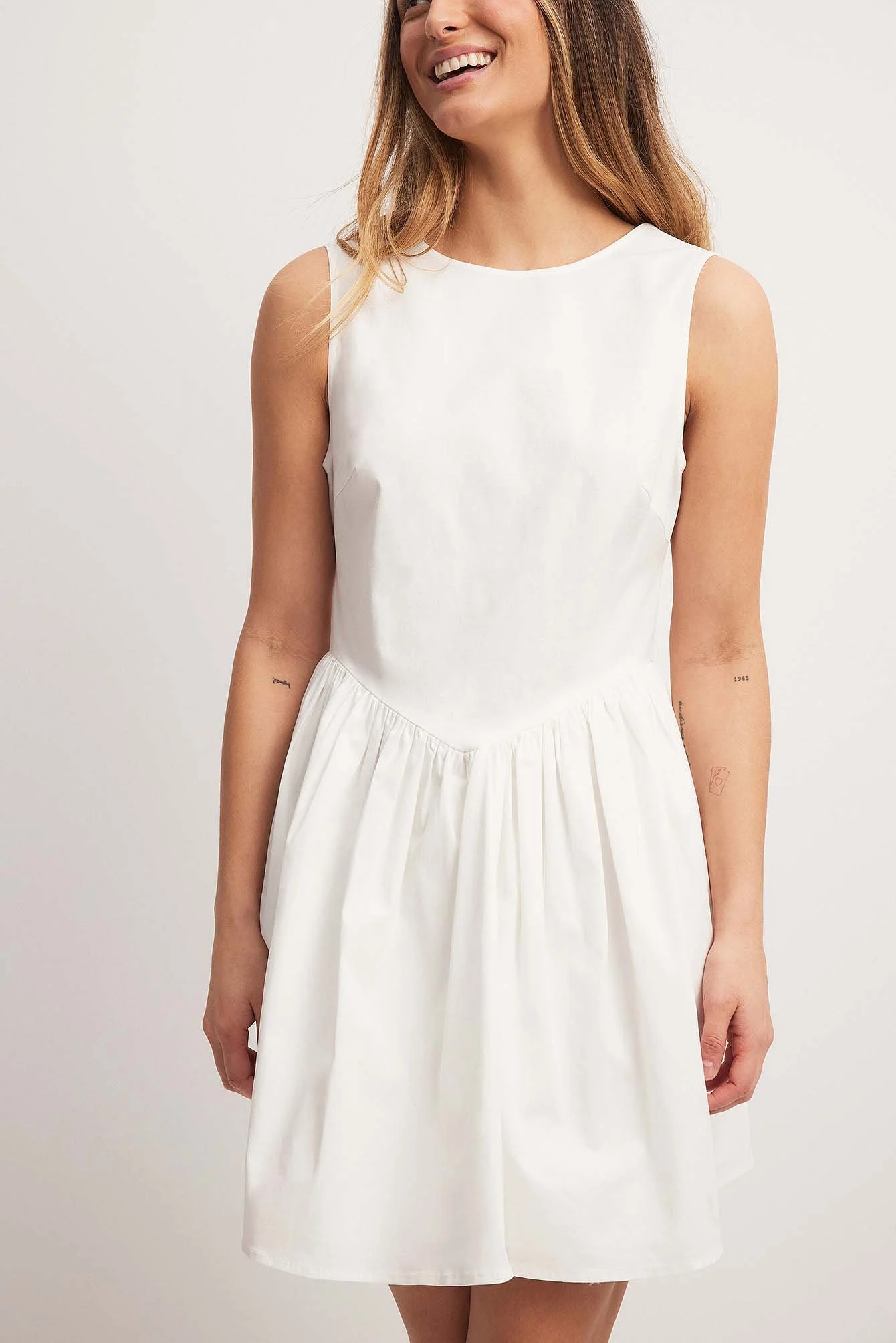 Minikleid mit tiefem Rückenausschnitt und Schleife