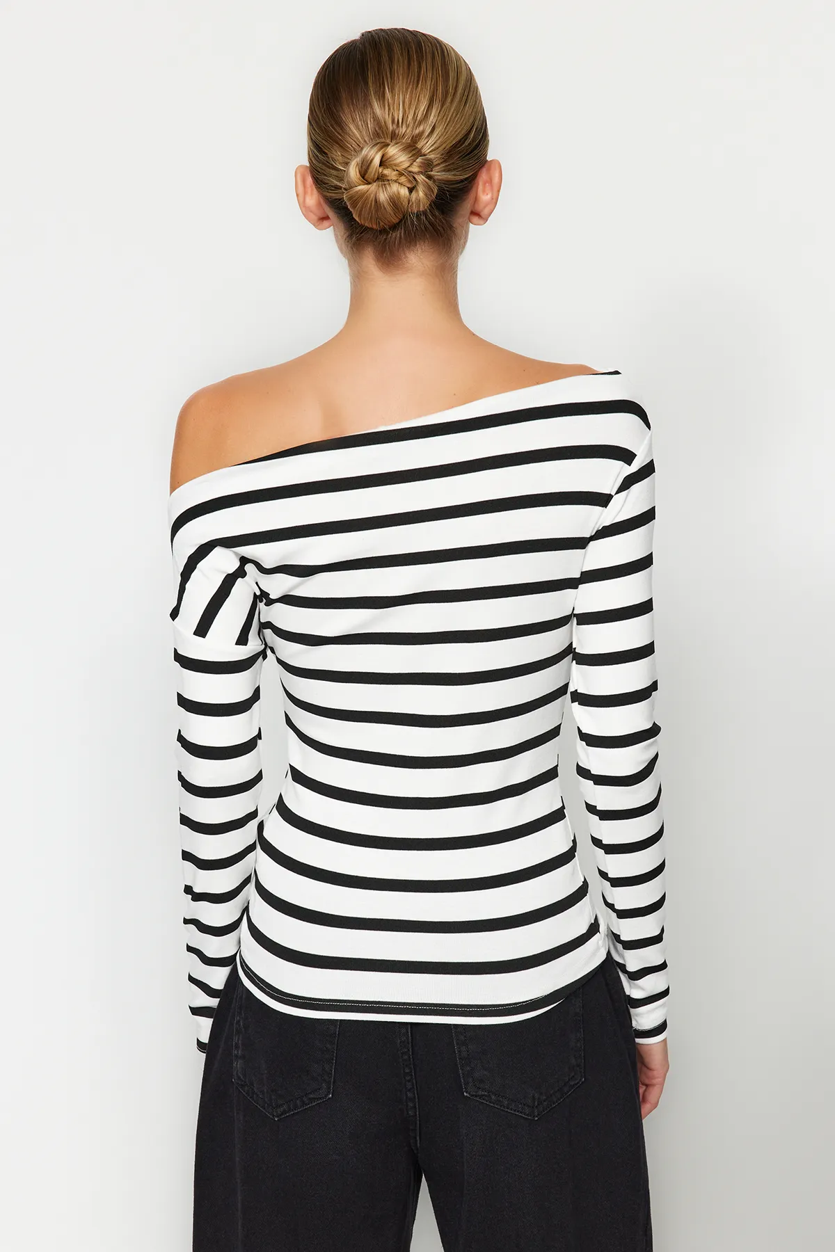 Trendyol Collection  Schwarz-weiß gestreifte, hochwertige, dehnbare Strickbluse aus weichem Stoff mit U-Boot-Ausschnitt und tailliertem Schnitt TWOAW24BZ00227