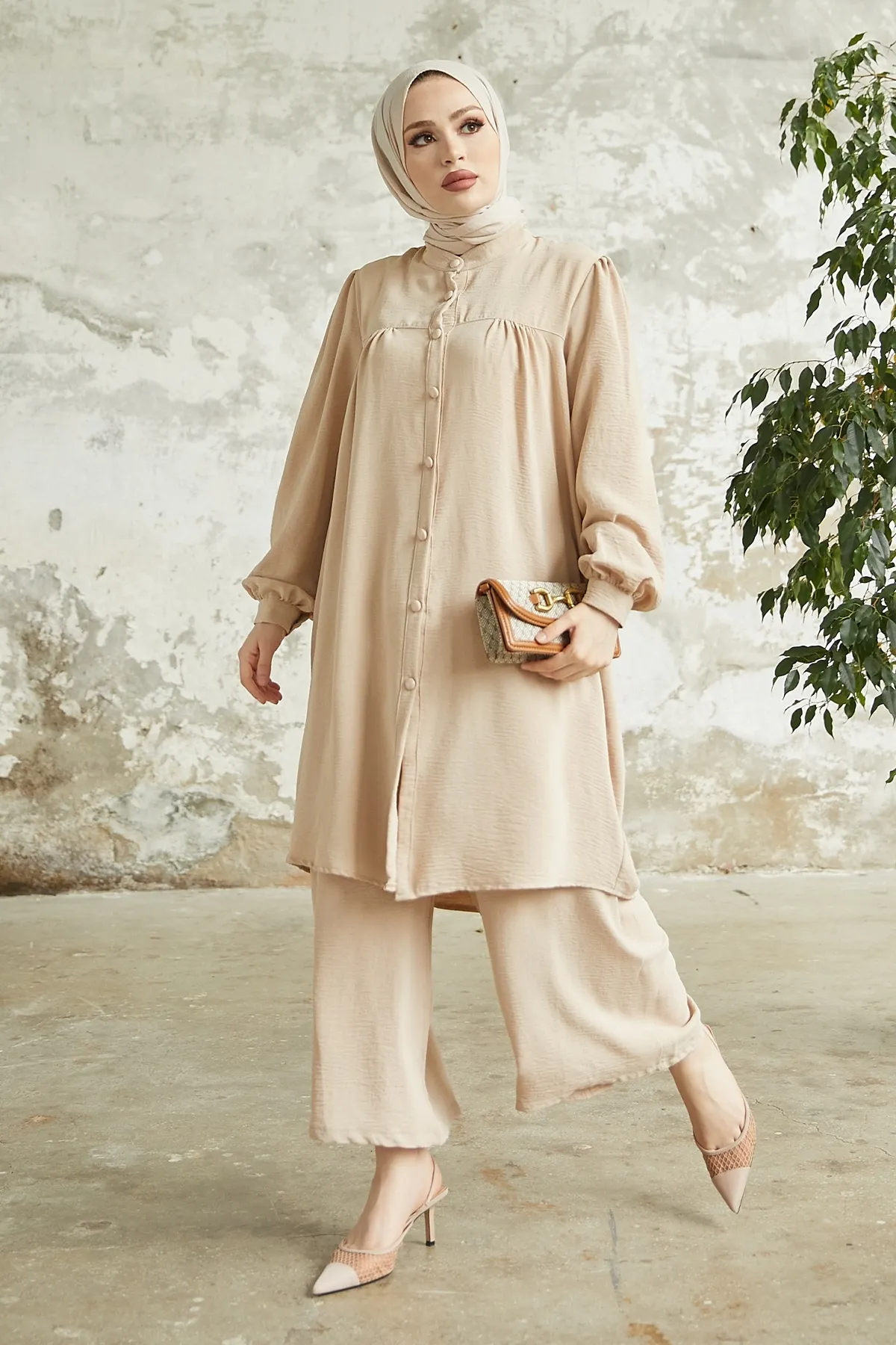 InStyle  Arfa Ayrobin geknöpfter Freizeitanzug – Beige