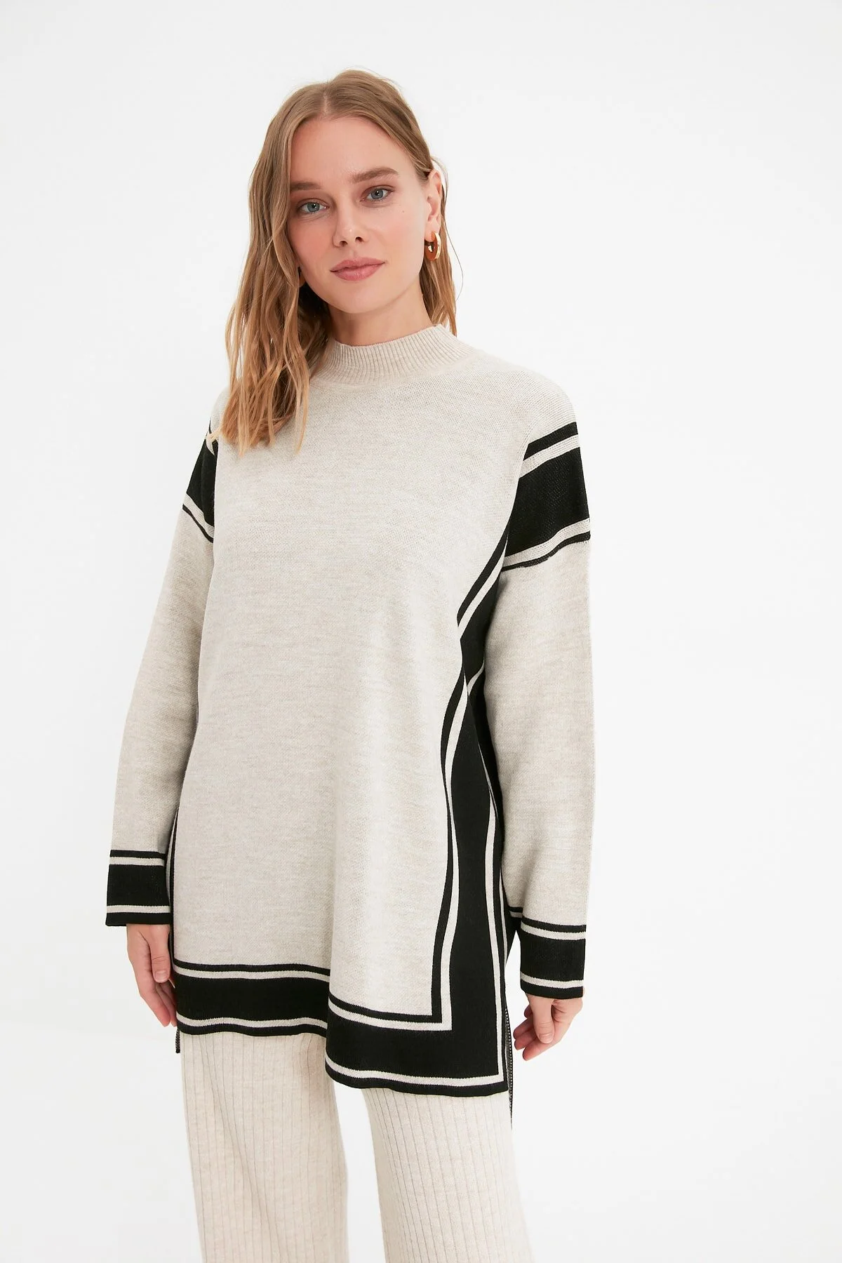 Trendyol Modest  Stein gestreifter Strickpullover mit hohem Kragen TCTAW22AK0163