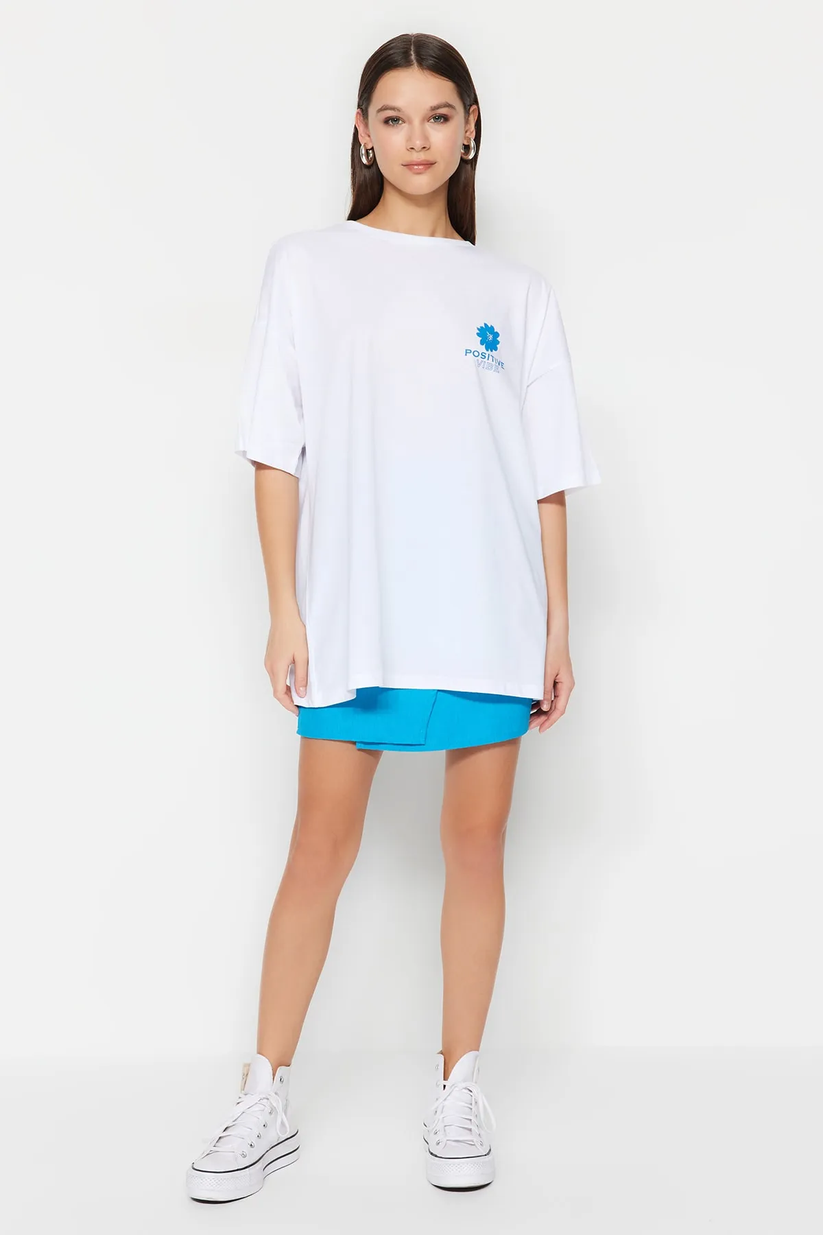 Trendyol Collection  Weißes Strick-T-Shirt mit Rundhalsausschnitt aus 100 % Baumwolle mit Aufdruck auf der Rückseite und weiter Passform TWOSS23TS00321