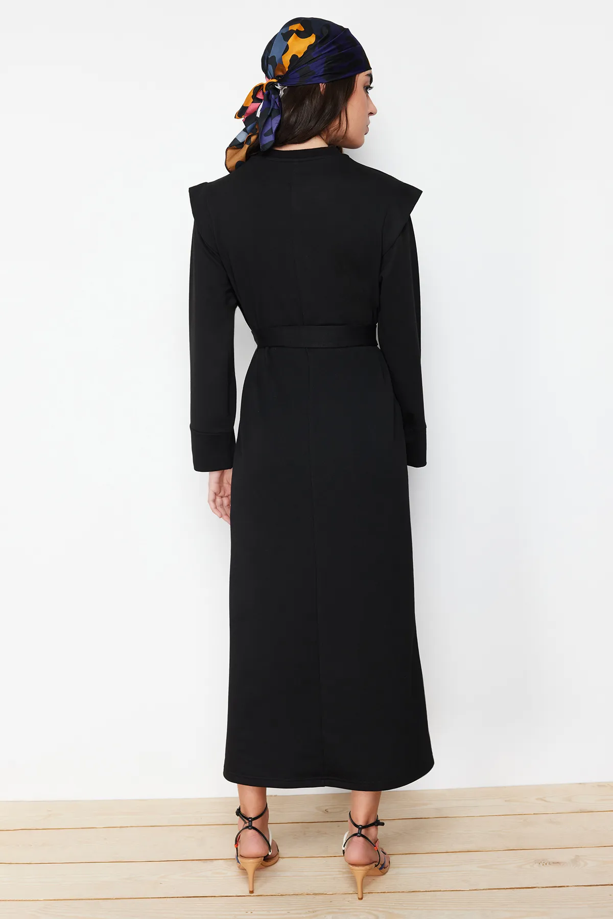 Trendyol Modest  Schwarzes Strickkleid mit Gürtel und Schulterdetail TCTSS24EB00120