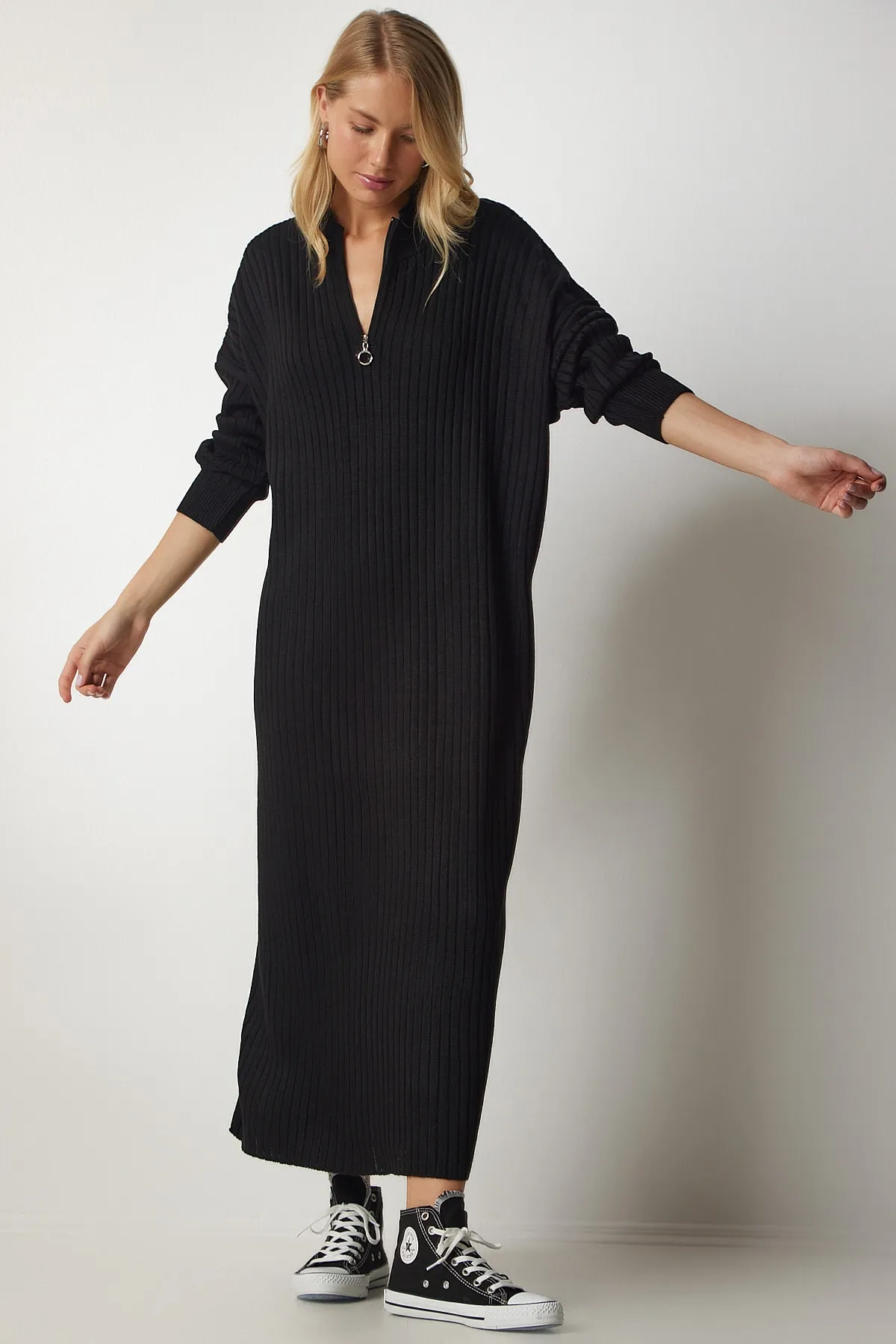 Happiness İstanbul  Schwarzes geripptes Oversize-Strickkleid für Damen DD01251