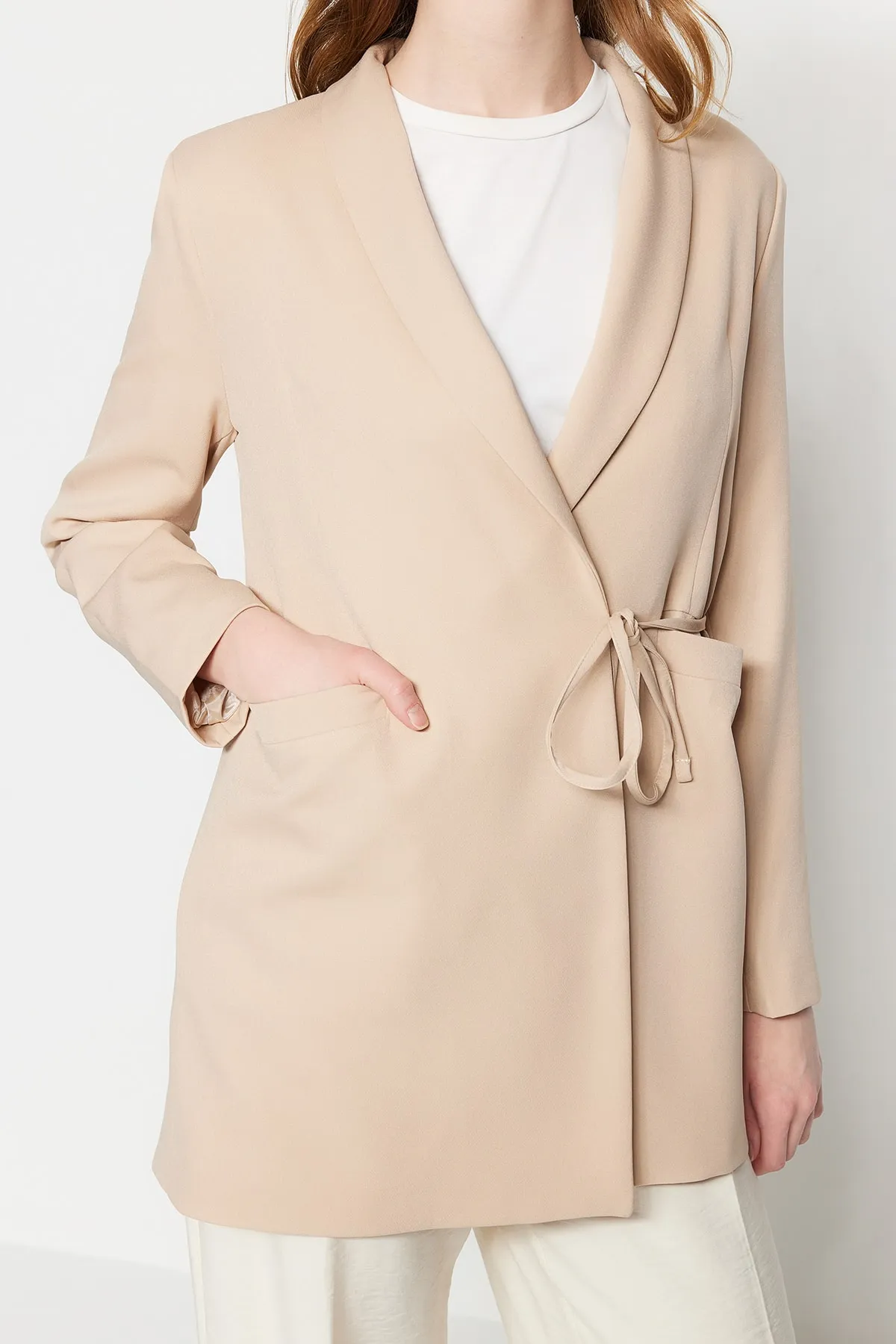 Trendyol Modest  Beigefarbene Jacke mit Taillenschnürung und detailliertem Webfutter TCTSS23CK00080