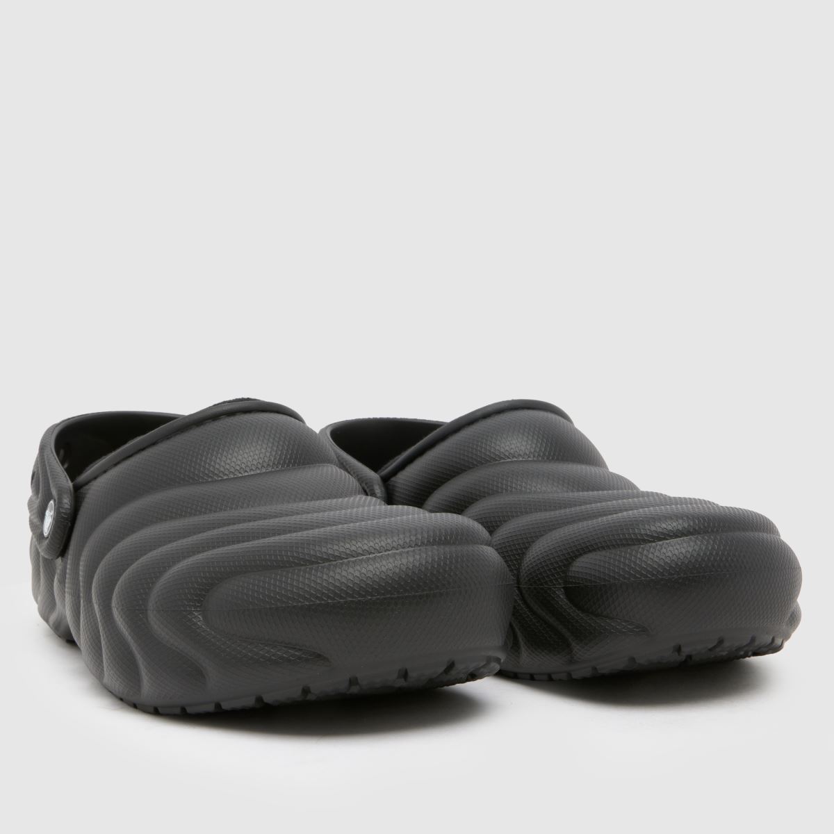 Crocs klasszikus bélelt, overpuff klumpa szandál fekete színben