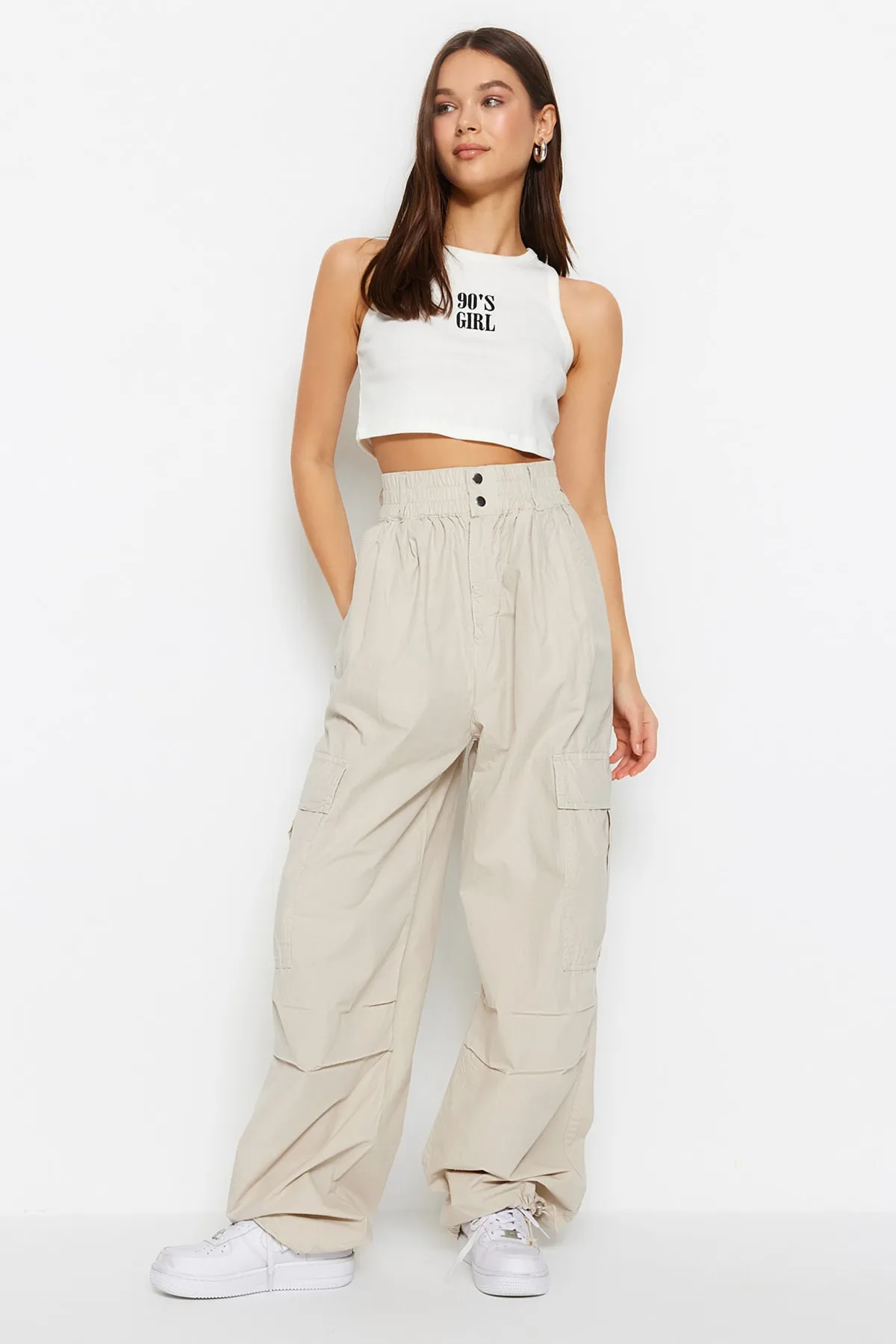 Trendyol Collection  Ecrufarbene Fallschirmjeans mit hoher Taille und weitem Bein und Taschendetail TWOSS23JE00207