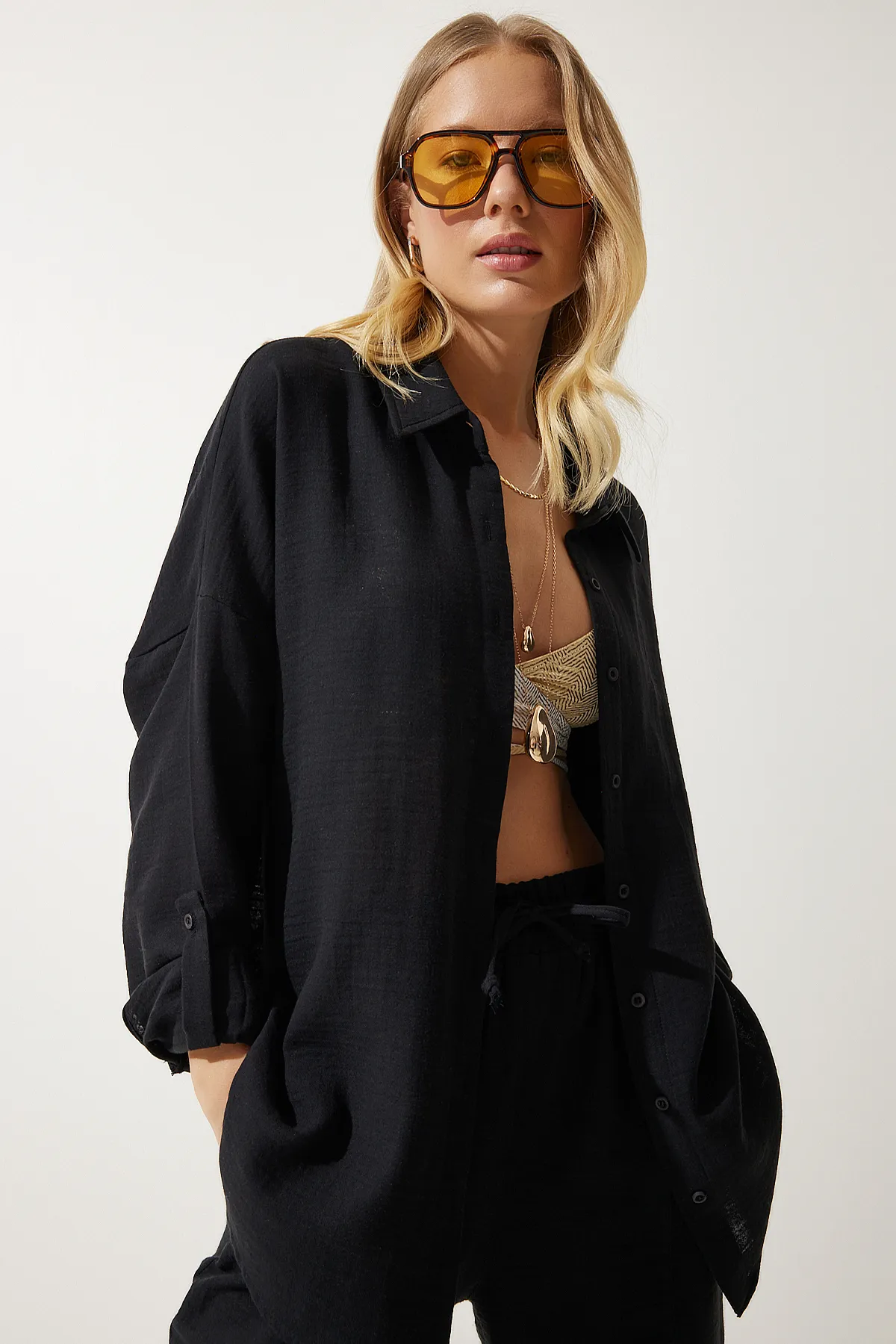 Happiness İstanbul  Schwarzes Oversize-Set aus Musselin-Hemd und -Hose für Damen TO00128