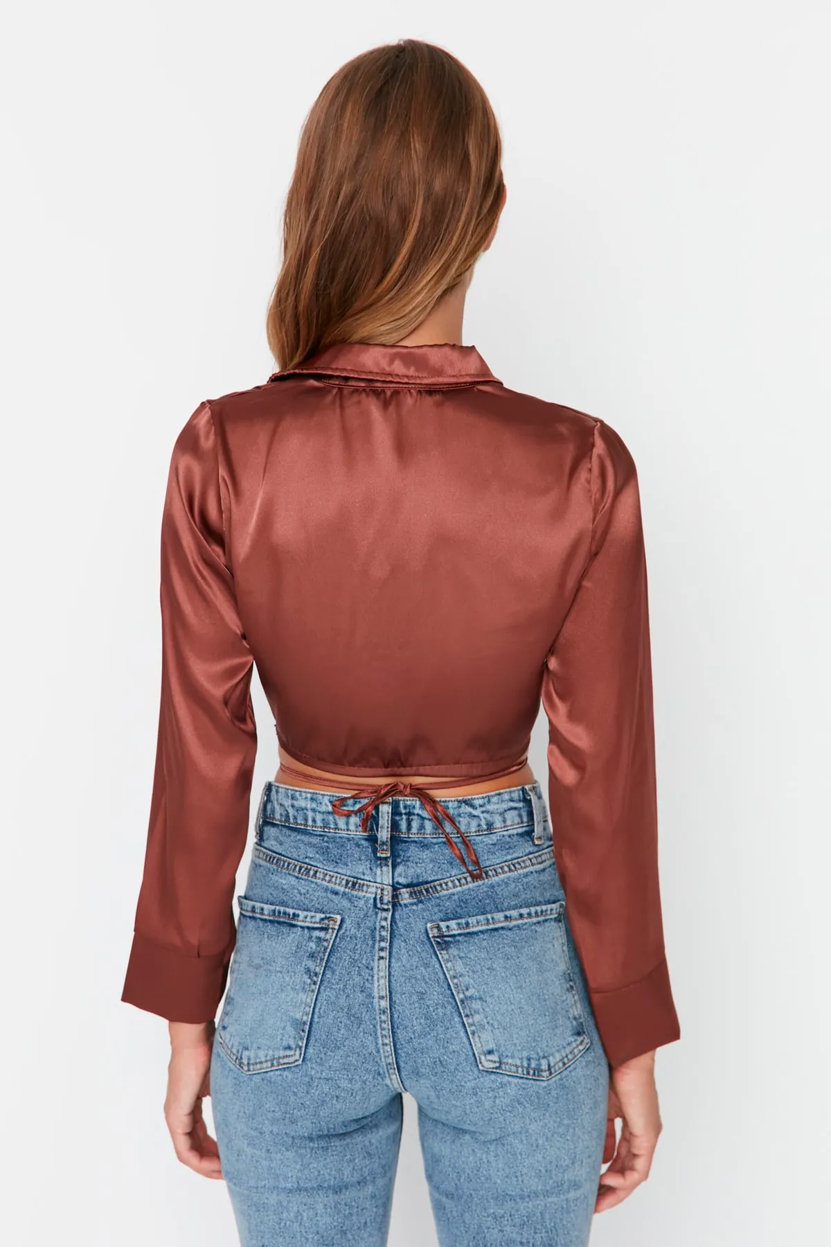Trendyol Collection  Braune Bluse aus Satingewebe mit bauchfreiem Bindeband und detailliertem Ausschnitt TWOAW23BZ00466