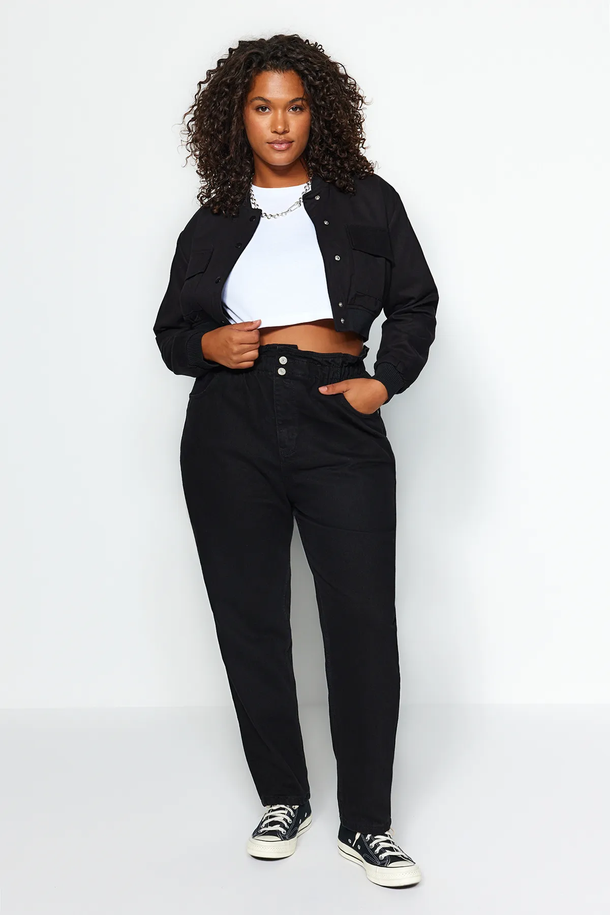 Trendyol Curve  Schwarze Mom-Jeans mit hoher Taille und elastischem Bund TBBAW23JE00002