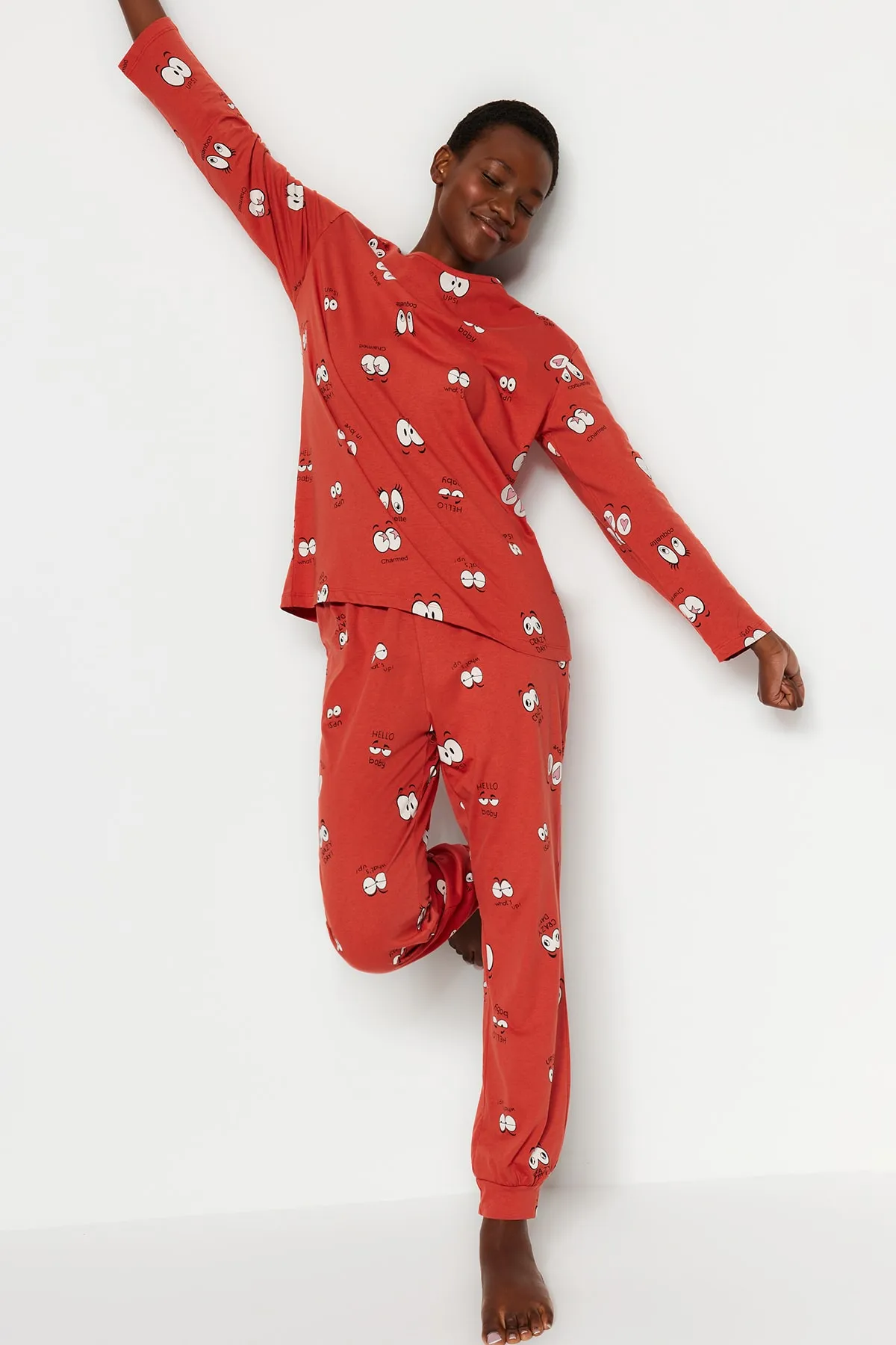 Trendyol Collection  Zimtfarbenes T-Shirt-Jogger-Strick-Pyjama-Set aus 100 % Baumwolle mit Augenmuster THMAW22PT0270