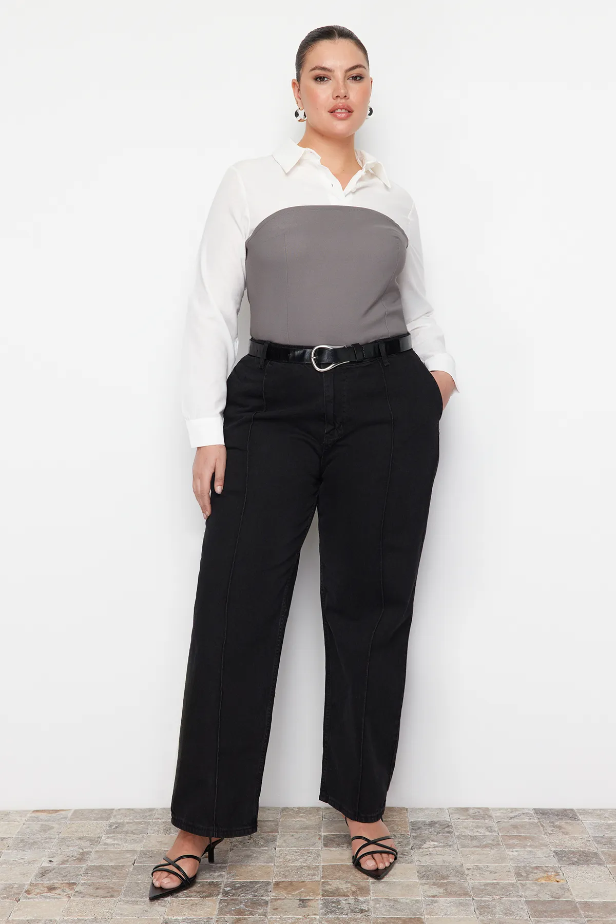 Trendyol Curve  Anthrazitfarbene, gerippte, weit geschnittene Jeans mit hoher Taille TBBAW23CJ00013