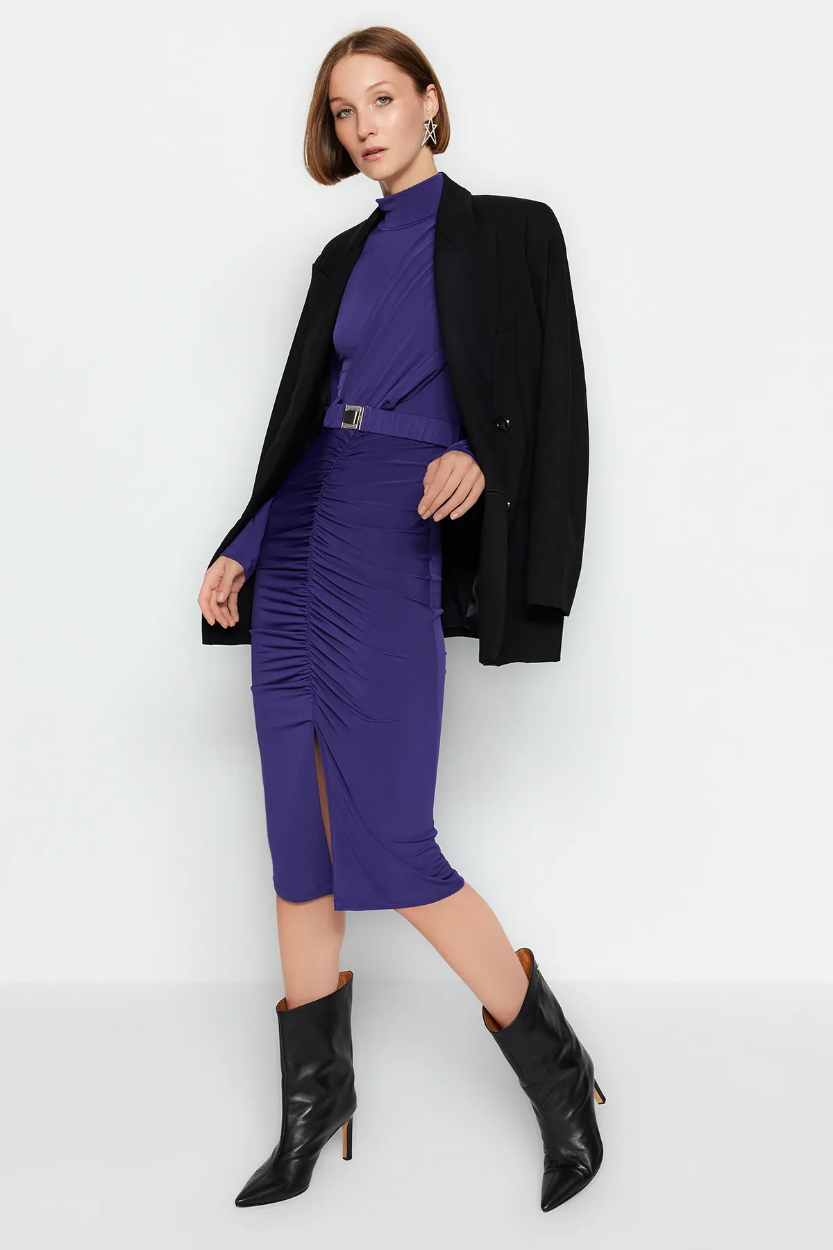 Trendyol Collection  Dunkellila, figurbetontes, hochgeschlossenes, drapiertes Strickkleid mit Gürtel TWOAW22EL0434