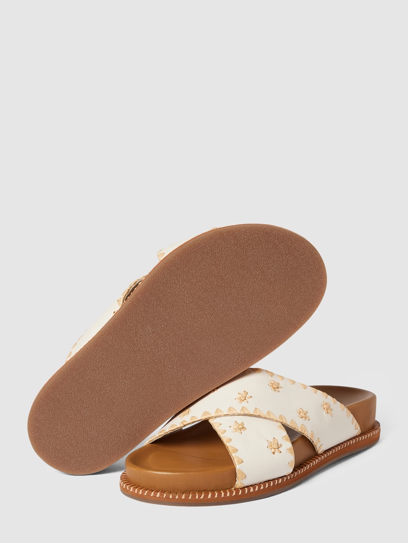 Sandalen mit gekreuzten Riemen in sand