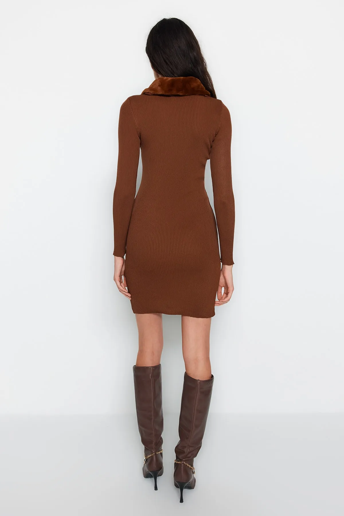 Trendyol Collection  Braunes Mini-Strickkleid mit Kunstfelldetails TWOAW24EL00022