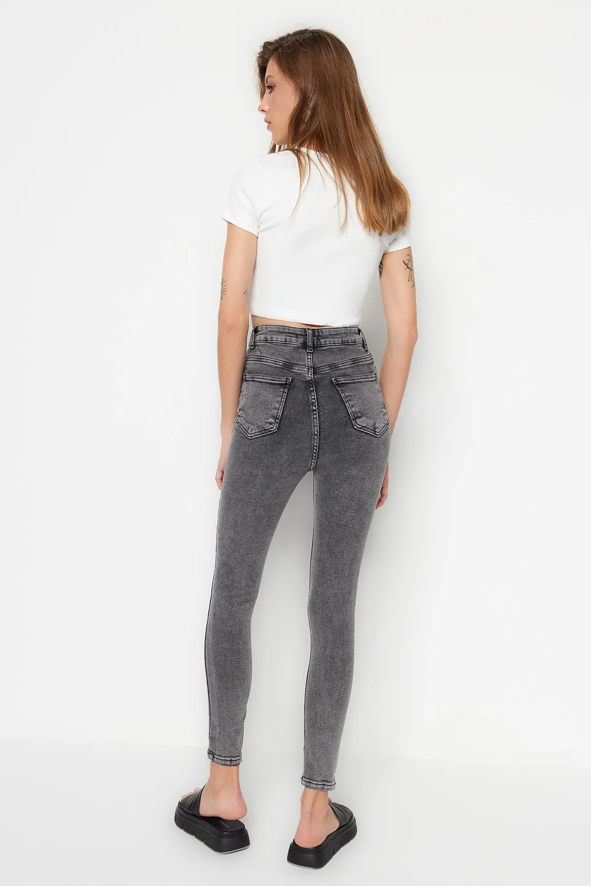Trendyol Collection  Anthrazitfarbene Skinny Jeans mit hoher Taille TWOSS23JE00072