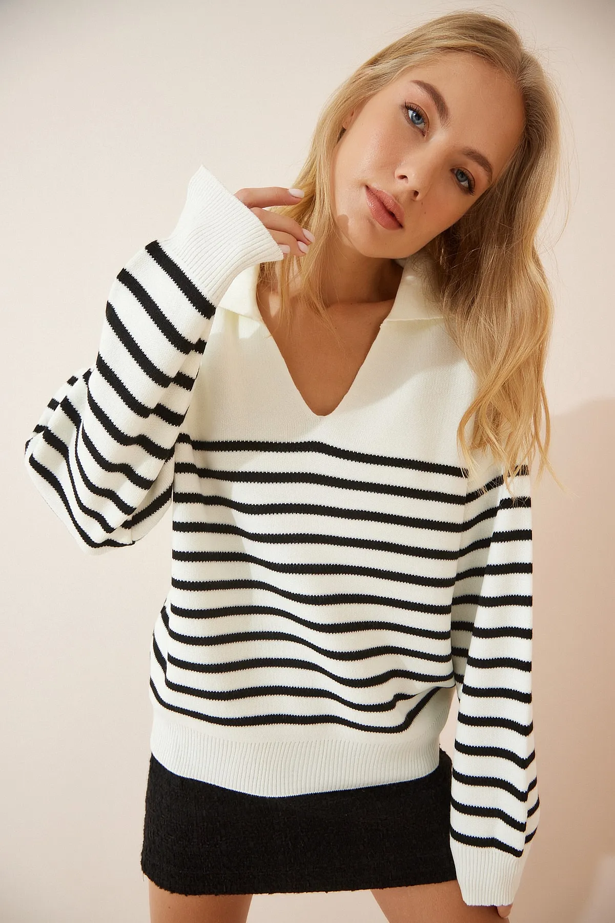 Happiness İstanbul  Schwarzer Damen-Strickpullover mit Polokragen und Streifen in Knochenoptik YY00082