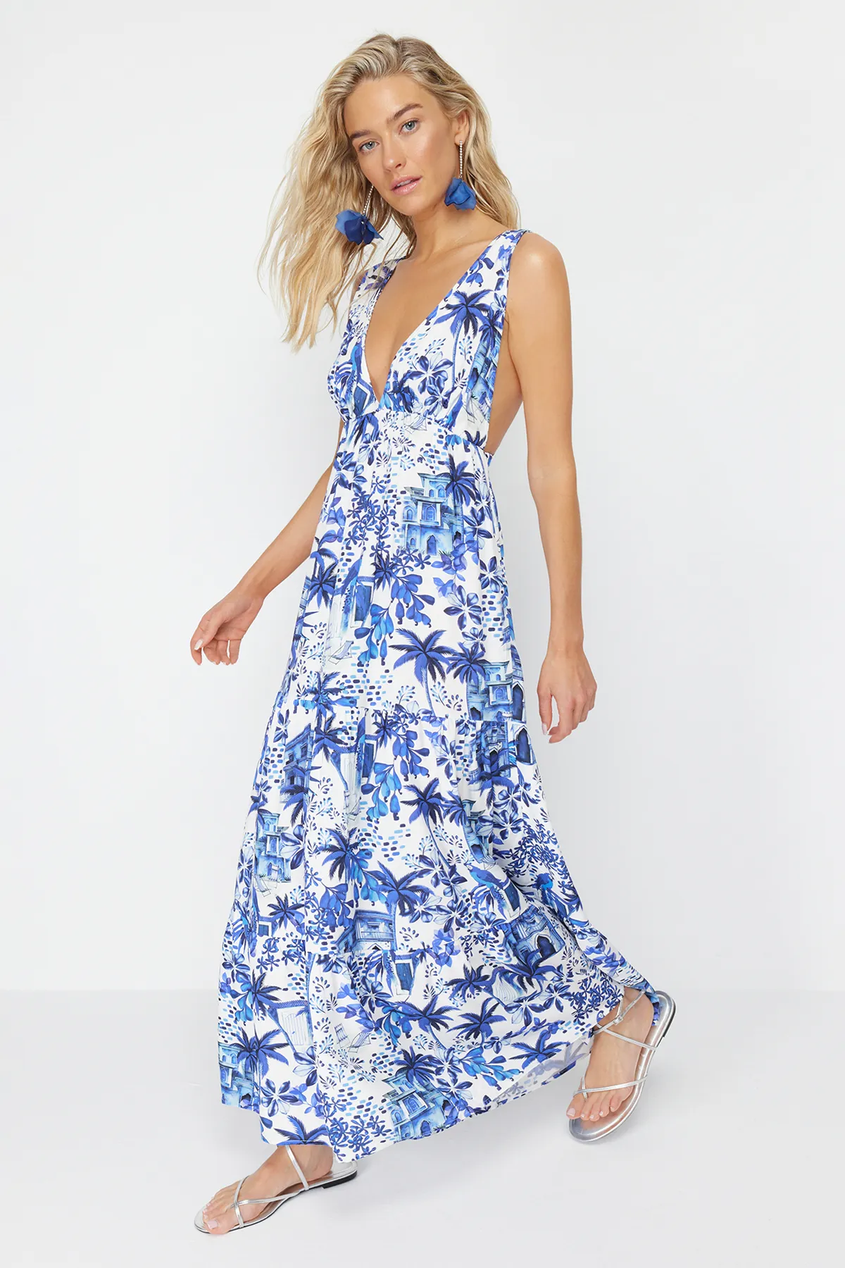Trendyol Collection  Rückenfreies Maxi-Strandkleid aus Webstoff mit tropischem Muster TBESS24EL00009