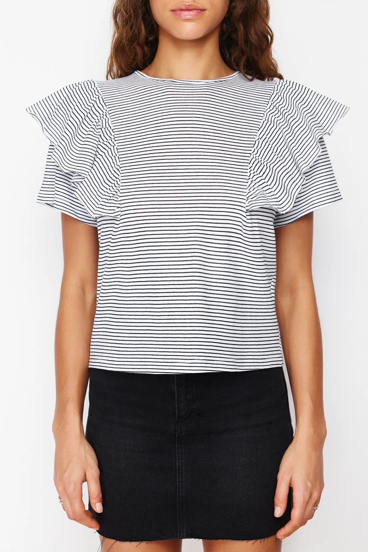 Trendyol Collection  Schwarzes Strick-T-Shirt mit Rüschenärmeln, regulärer/normaler Passform, gestreiftem Rundhalsausschnitt TWOSS24TS00061
