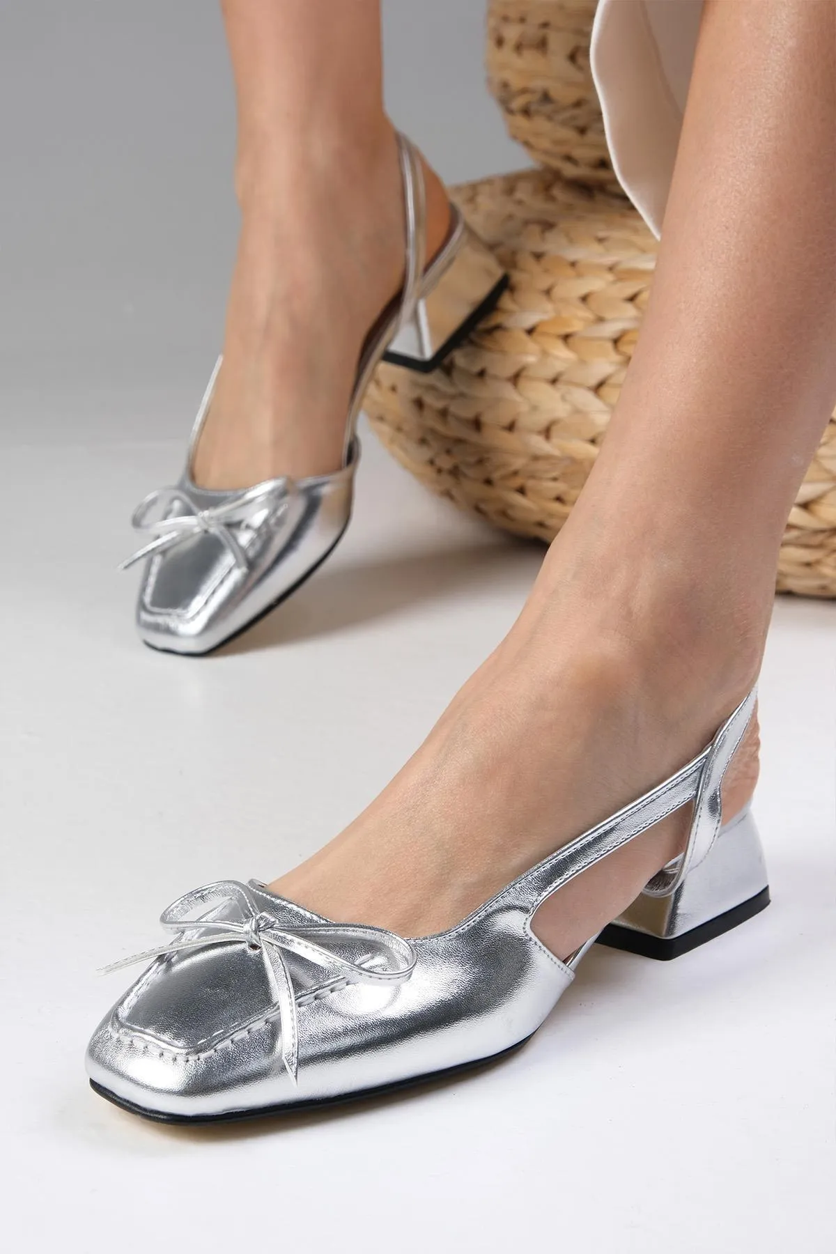 Mio Gusto  Bria Silberfarbene Damenschuhe mit niedrigem Absatz und offenem Rücken