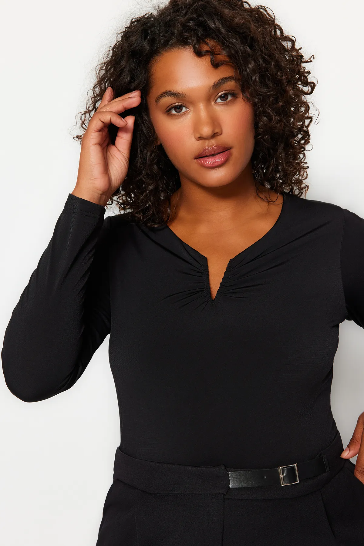 Trendyol Curve  Schwarze Sandy-Strickbluse mit V-Ausschnitt TBBAW24AF00030