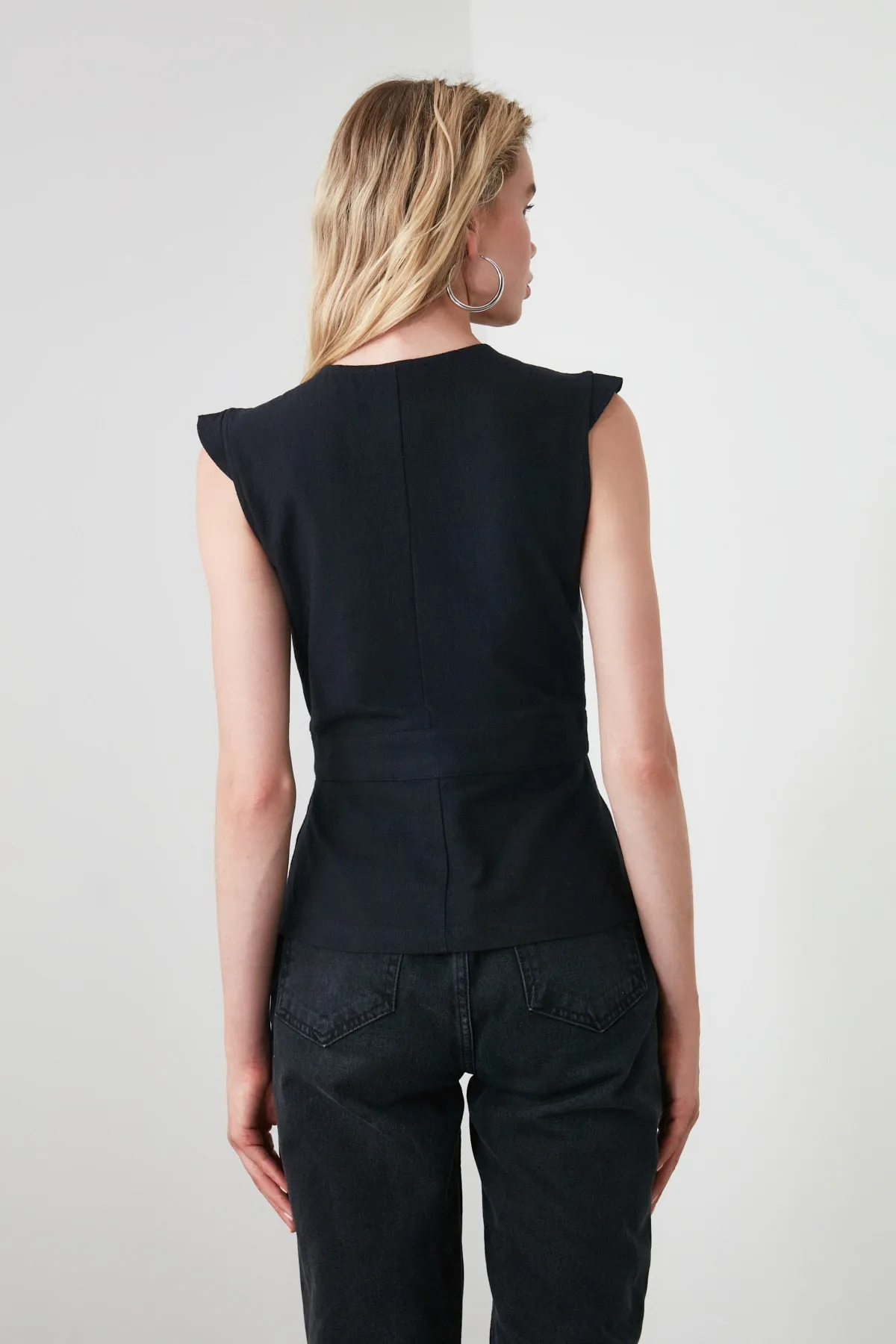 Trendyol Collection  Schwarze zweireihige Webbluse mit Knochenknöpfen und detaillierten Details TWOSS20BZ0707