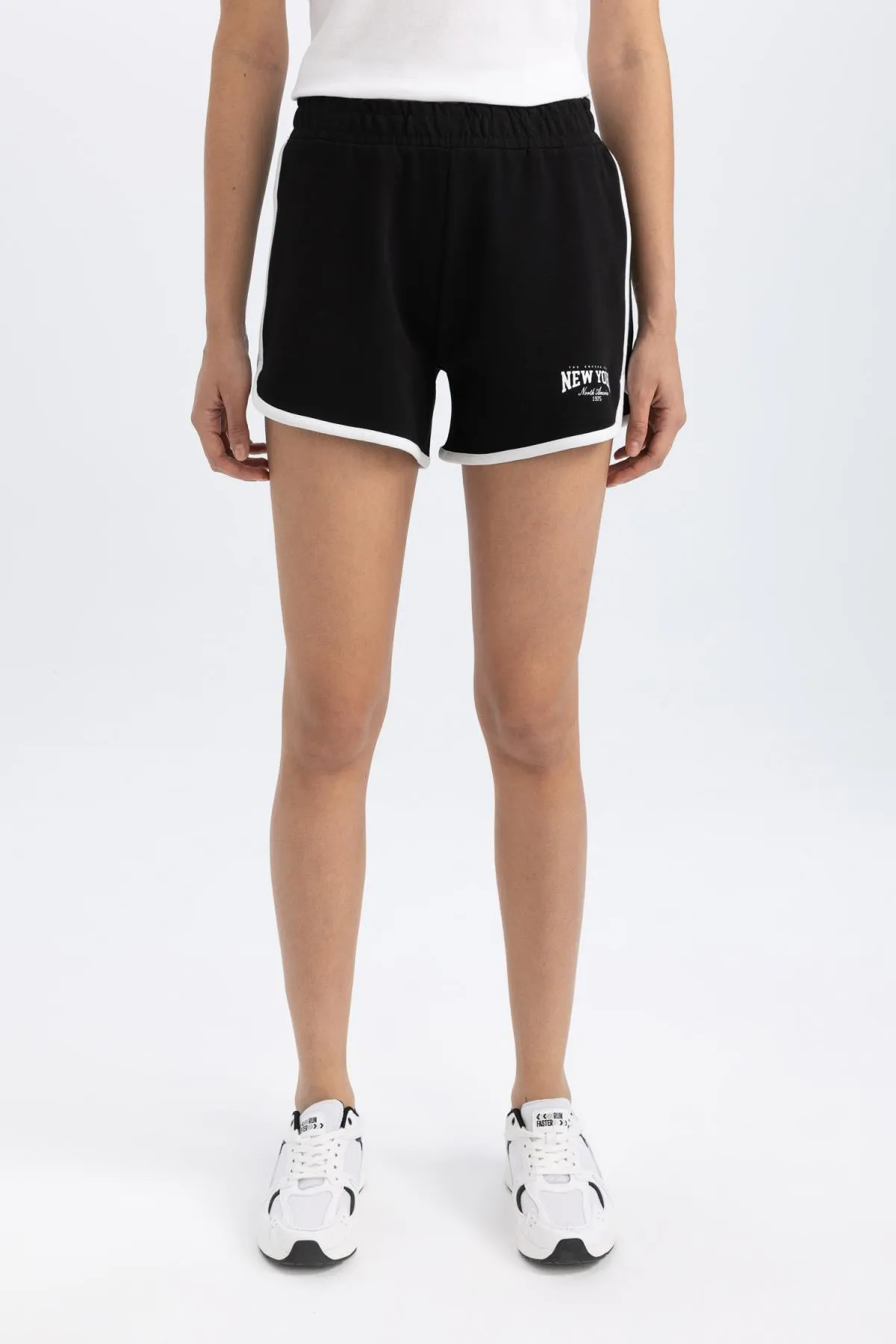 DeFacto  Kurze Sporthose - Schwarz - Mittlerer Bund