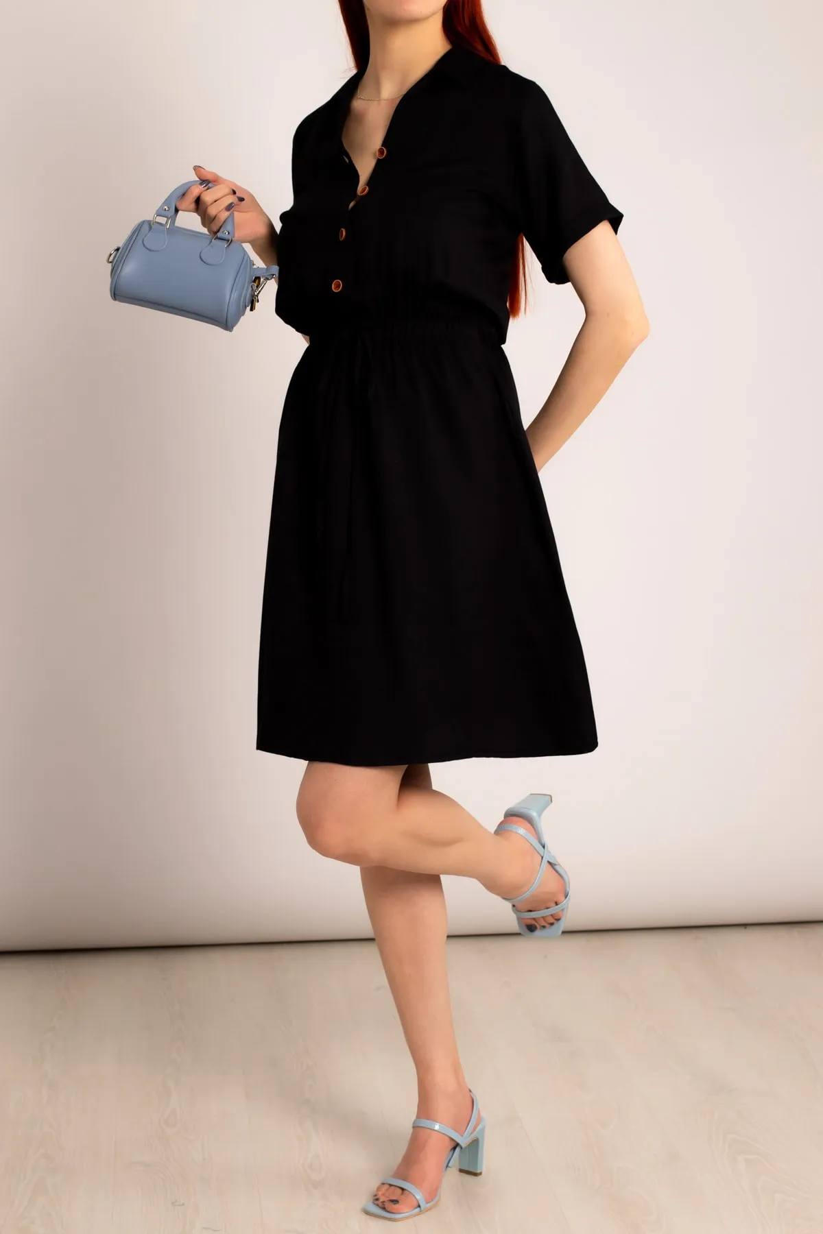 armonika  Schwarzes, kurzärmliges Hemdkleid mit elastischer Taille für Damen Arm-23y001035