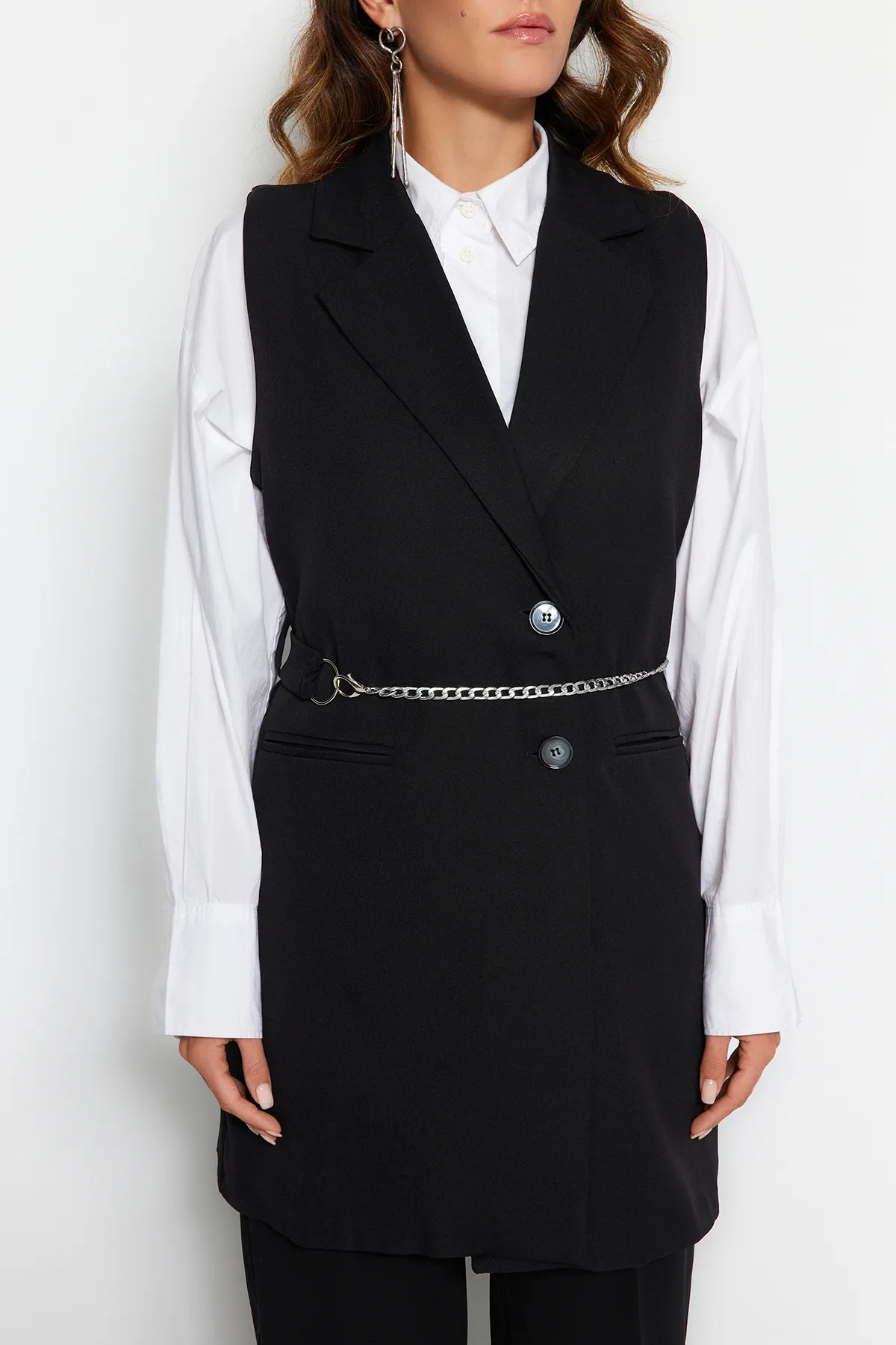 Trendyol Modest  Schwarze, detaillierte Webweste mit Kettengürtel TCTAW23YL00013